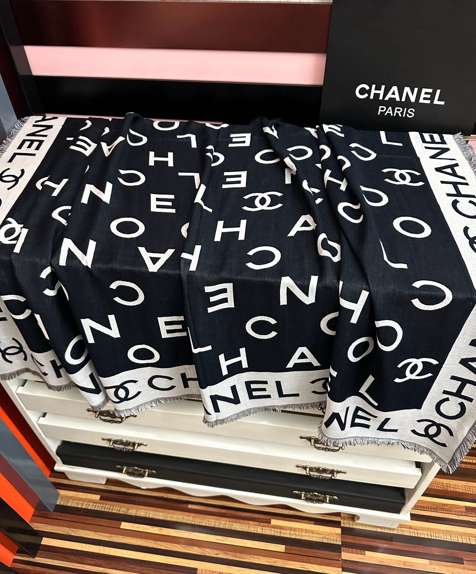 。小香大字母双层提花 宝藏单品🤩标志性设计，简洁字母Logo，混纺面料轻盈柔软，丝滑有坠感，四季皆宜，既