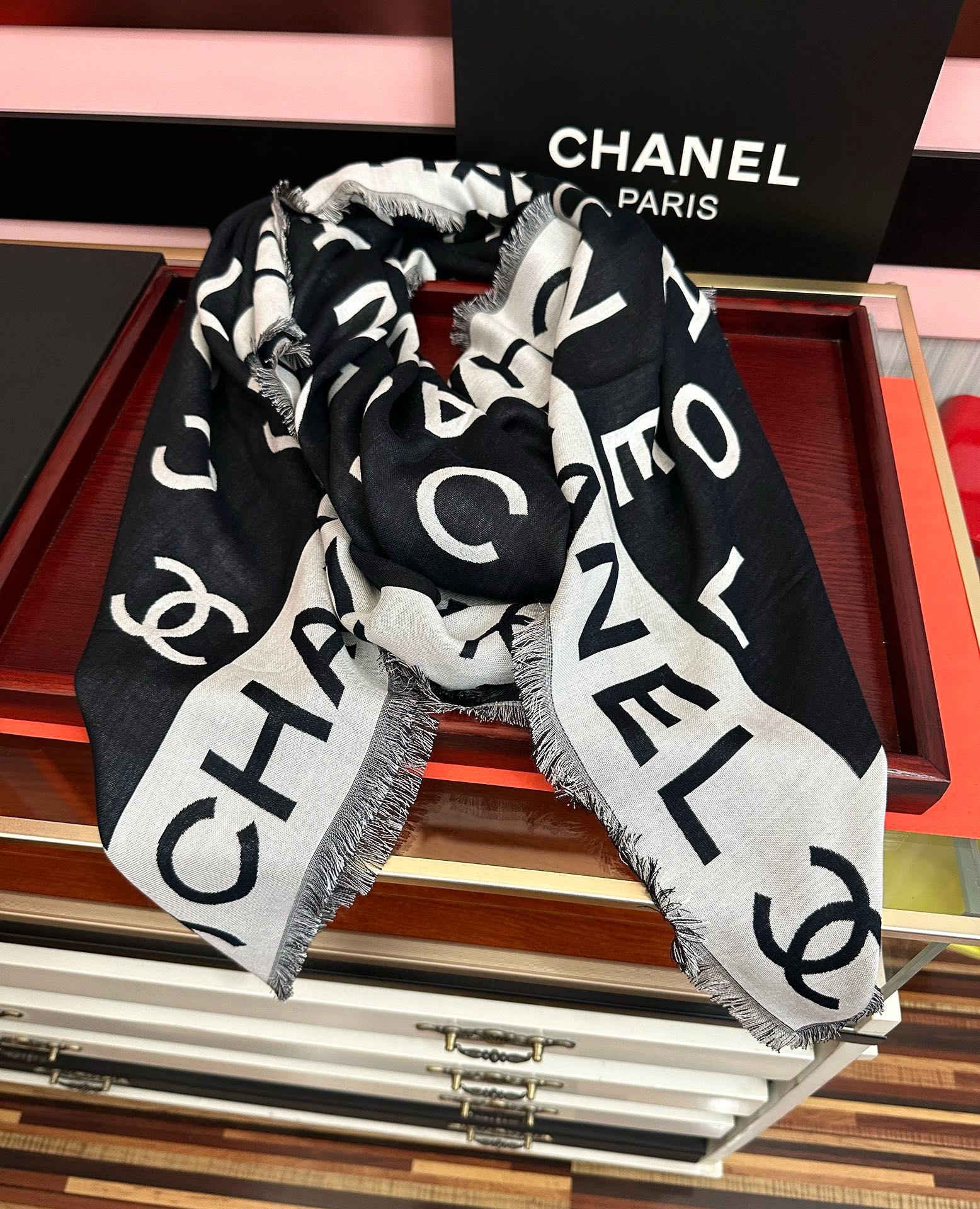 。小香大字母双层提花 宝藏单品🤩标志性设计，简洁字母Logo，混纺面料轻盈柔软，丝滑有坠感，四季皆宜，既