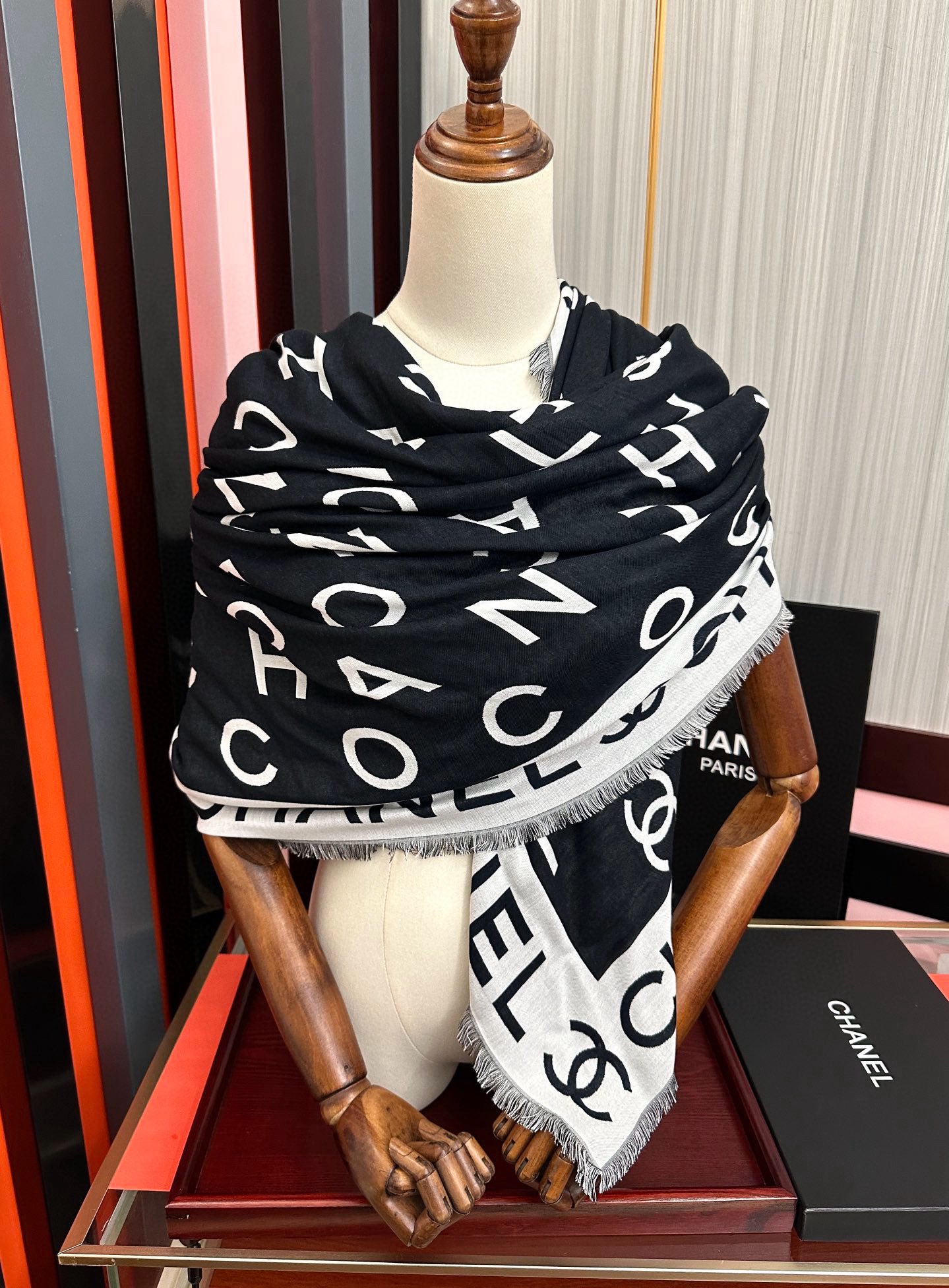 。小香大字母双层提花 宝藏单品🤩标志性设计，简洁字母Logo，混纺面料轻盈柔软，丝滑有坠感，四季皆宜，既