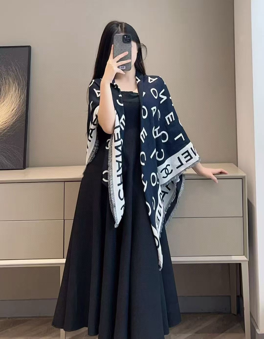 。小香大字母双层提花 宝藏单品🤩标志性设计，简洁字母Logo，混纺面料轻盈柔软，丝滑有坠感，四季皆宜，既