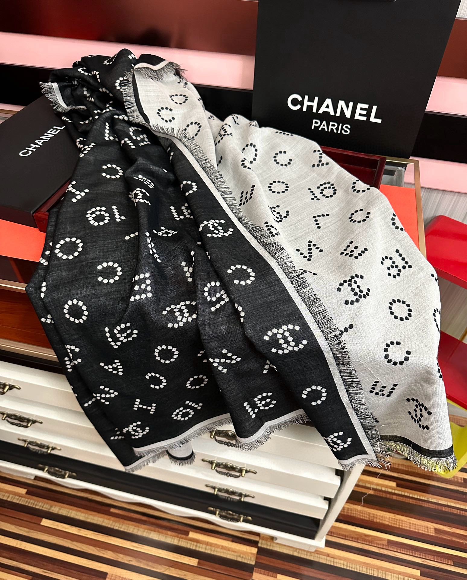 高版本 顶级品质 香奈儿❤️珍珠logo经典茶花优雅Coco风[礼物]Chanel最新丝绒大方巾~气质到