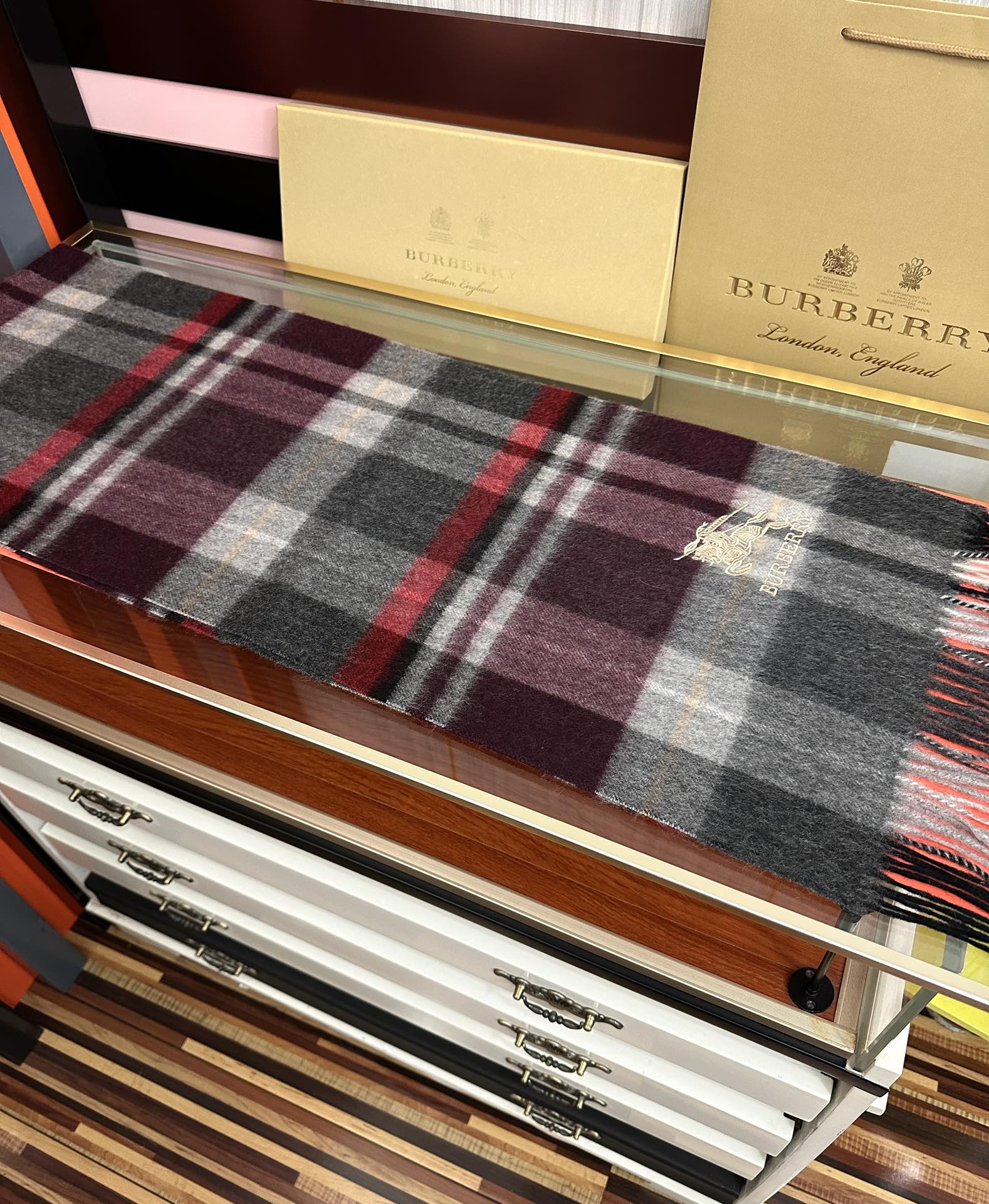 。85%山羊绒 [爱心]2025巴宝莉采用内蒙古顶级山羊绒，最新款男女通用情侣款👫重磅推荐💥 经典的格子