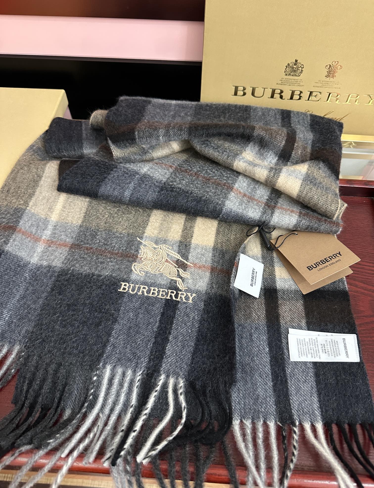 。85%山羊绒 [爱心]2025巴宝莉采用内蒙古顶级山羊绒，最新款男女通用情侣款👫重磅推荐💥 经典的格子