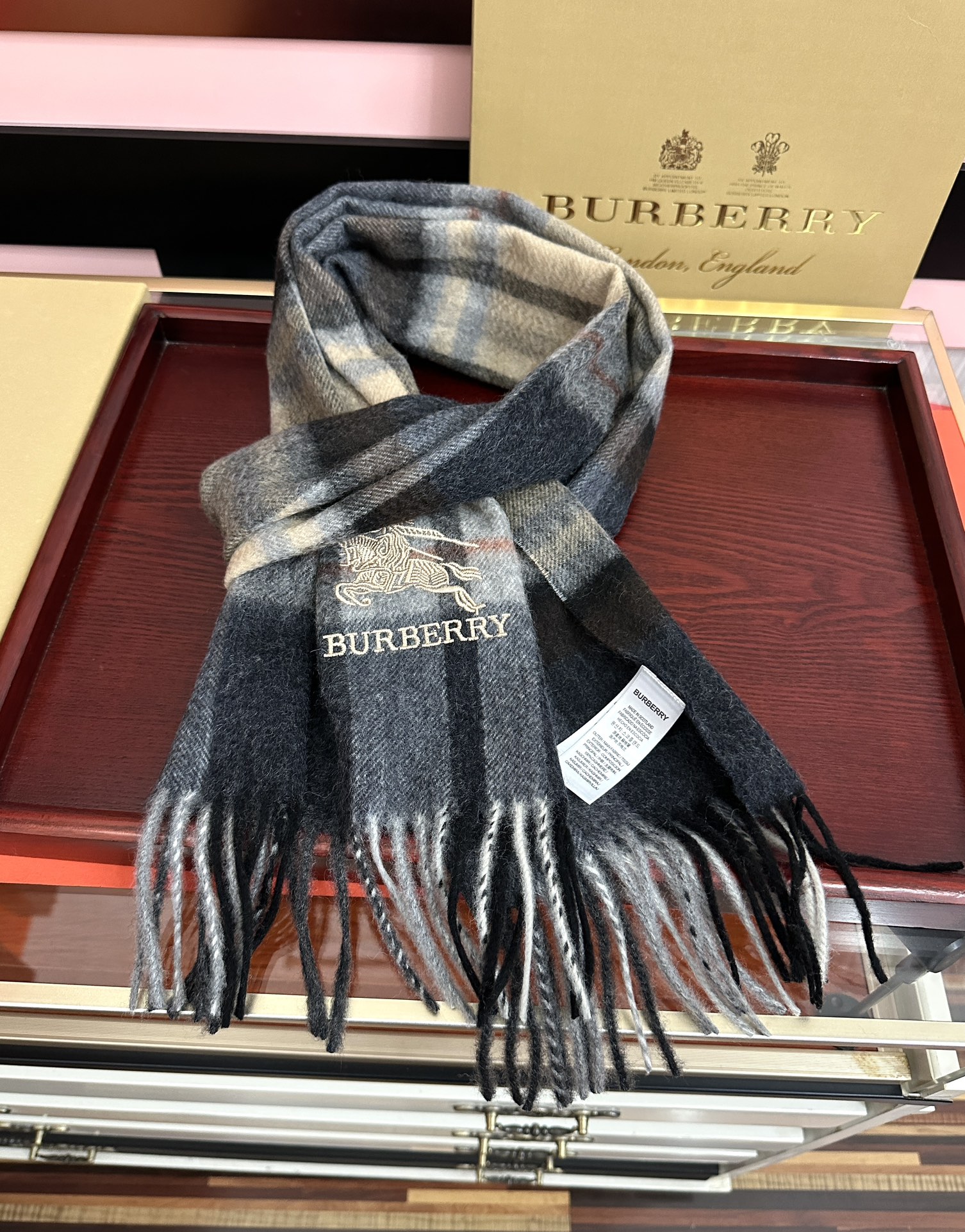 。85%山羊绒 [爱心]2025巴宝莉采用内蒙古顶级山羊绒，最新款男女通用情侣款👫重磅推荐💥 经典的格子