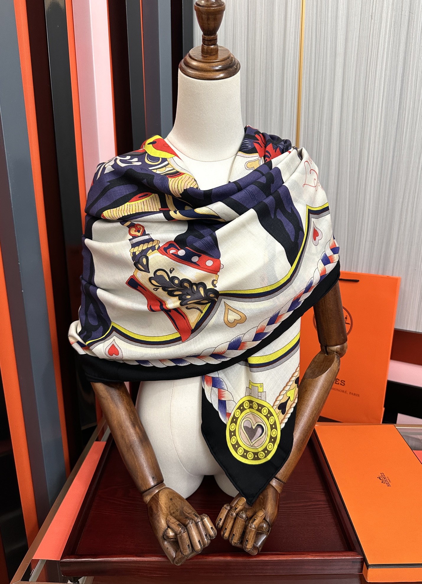 。上新 爱马仕【骏马奔腾】ZG同步 秋冬新款[爱心]新一季丝巾采购清单估计各位养马人们已经列好了[太阳]