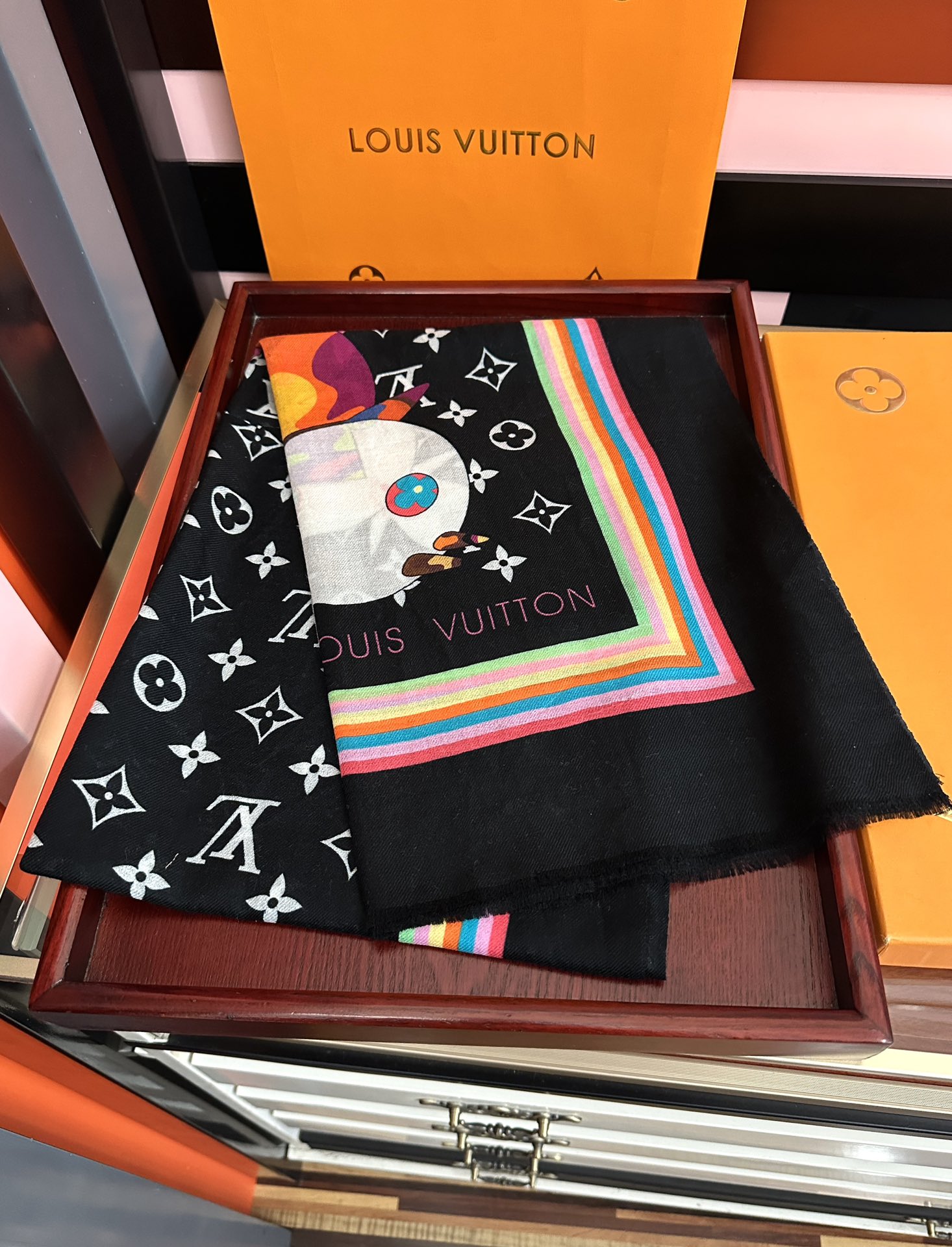 。新款L v 太美了[礼物]今年最流行的款式[得意]真心赞👍😘💍实物真心美 🎀披肩配以印花💓💃🏻无论设计