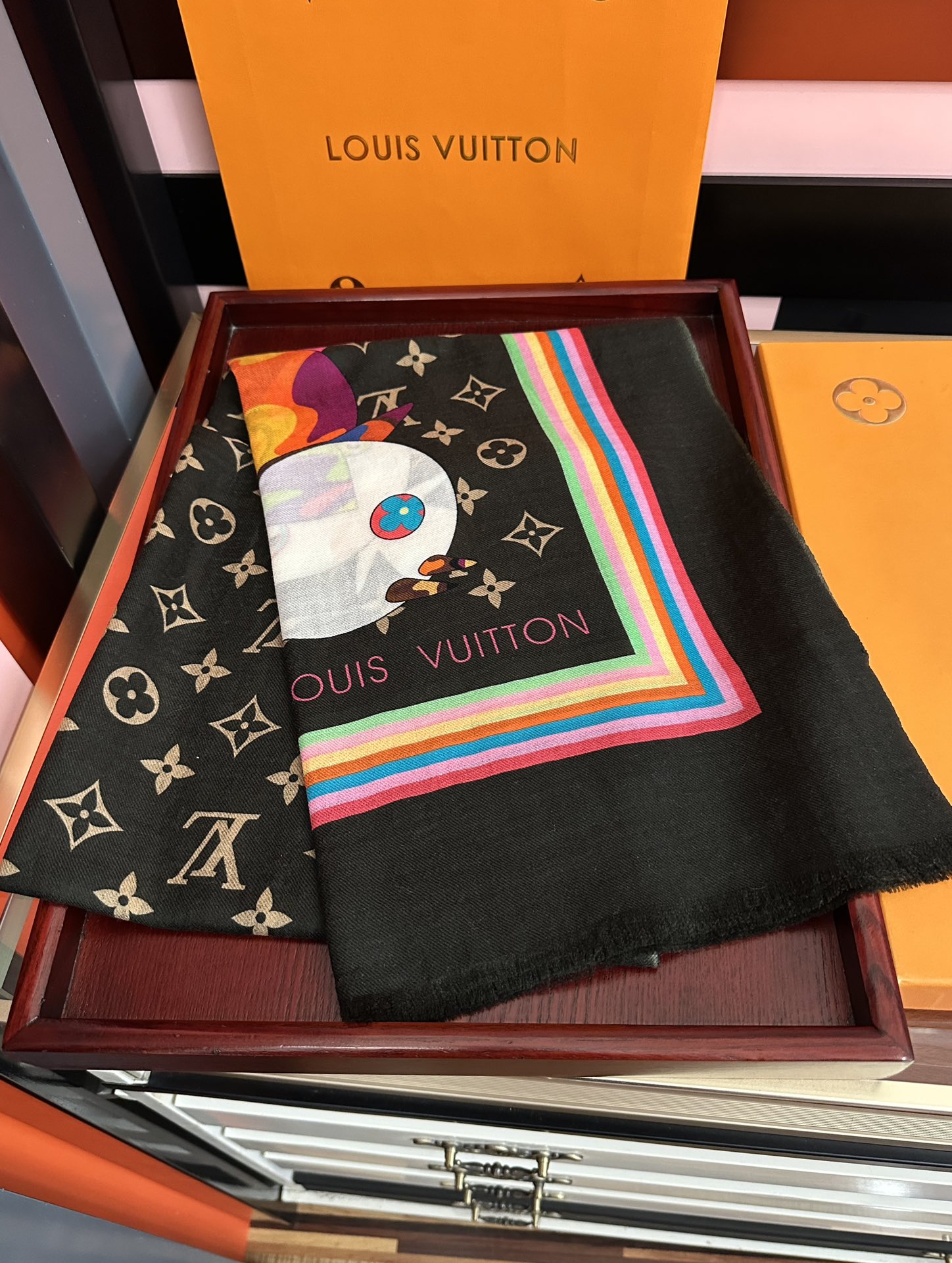 。新款L v 太美了[礼物]今年最流行的款式[得意]真心赞👍😘💍实物真心美 🎀披肩配以印花💓💃🏻无论设计