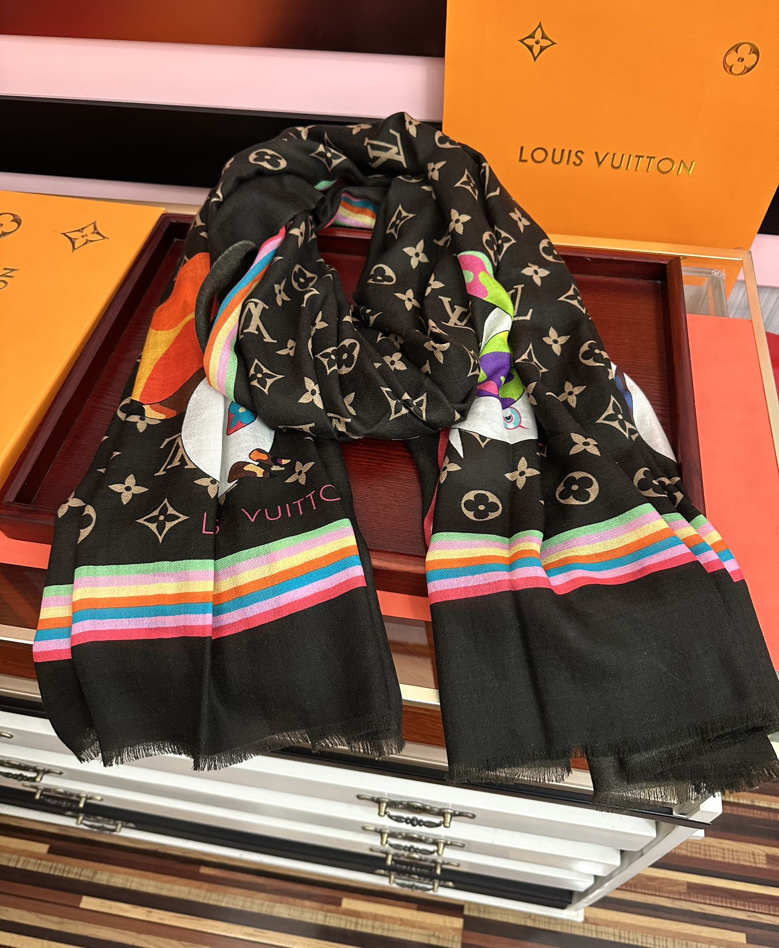 。新款L v 太美了[礼物]今年最流行的款式[得意]真心赞👍😘💍实物真心美 🎀披肩配以印花💓💃🏻无论设计