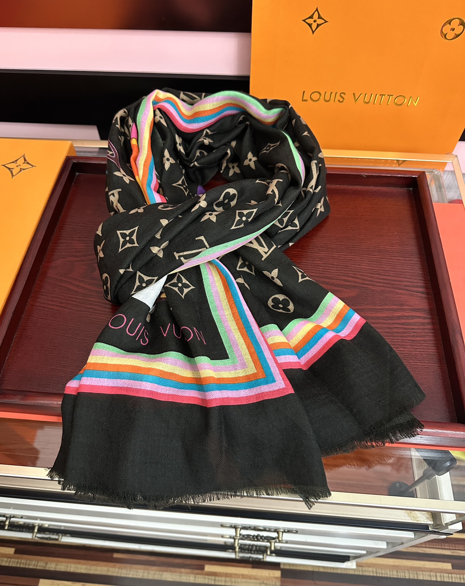 。新款L v 太美了[礼物]今年最流行的款式[得意]真心赞👍😘💍实物真心美 🎀披肩配以印花💓💃🏻无论设计