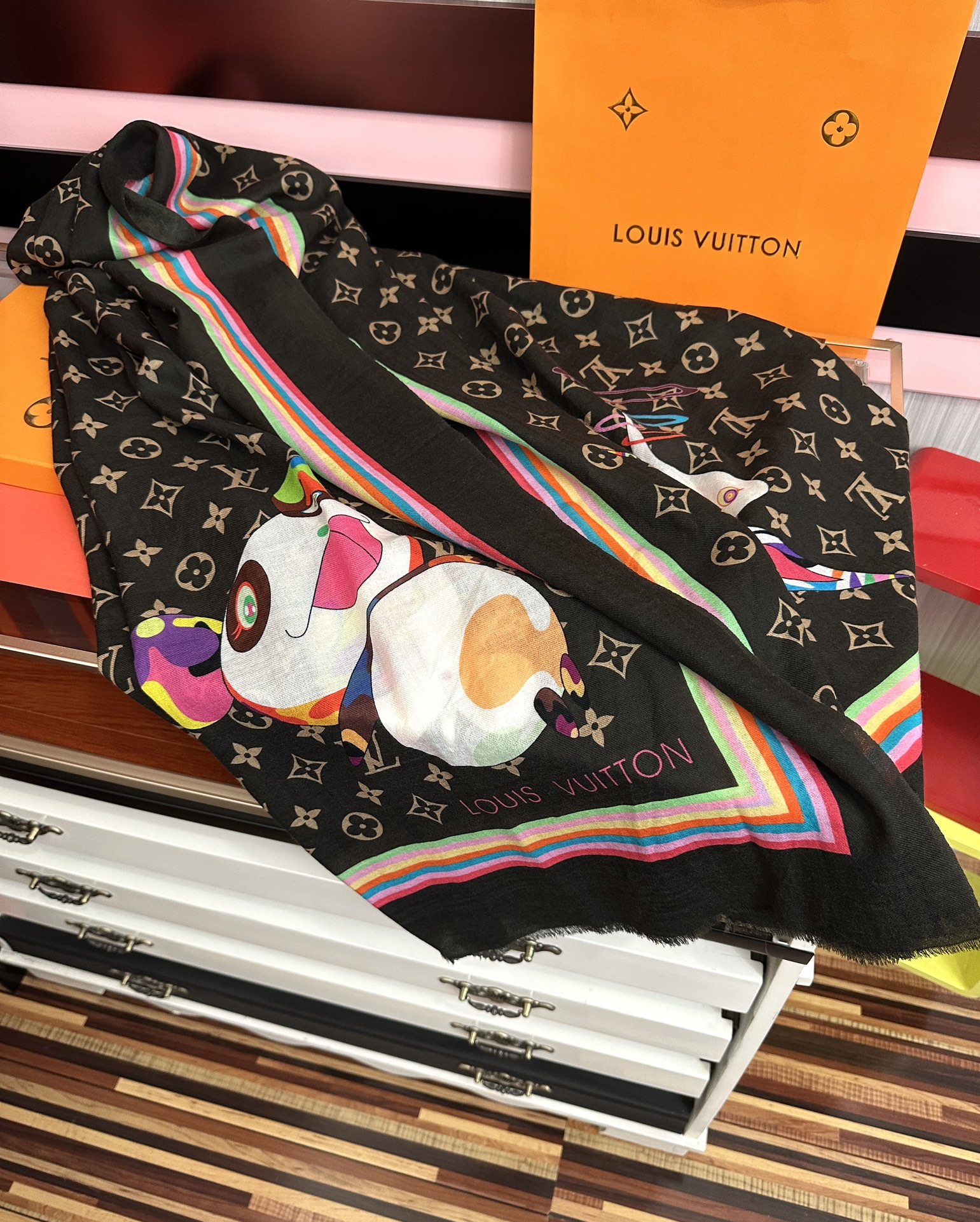 。新款L v 太美了[礼物]今年最流行的款式[得意]真心赞👍😘💍实物真心美 🎀披肩配以印花💓💃🏻无论设计