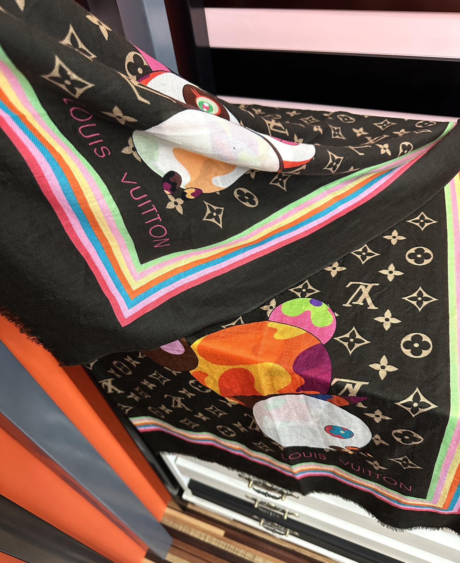 。新款L v 太美了[礼物]今年最流行的款式[得意]真心赞👍😘💍实物真心美 🎀披肩配以印花💓💃🏻无论设计