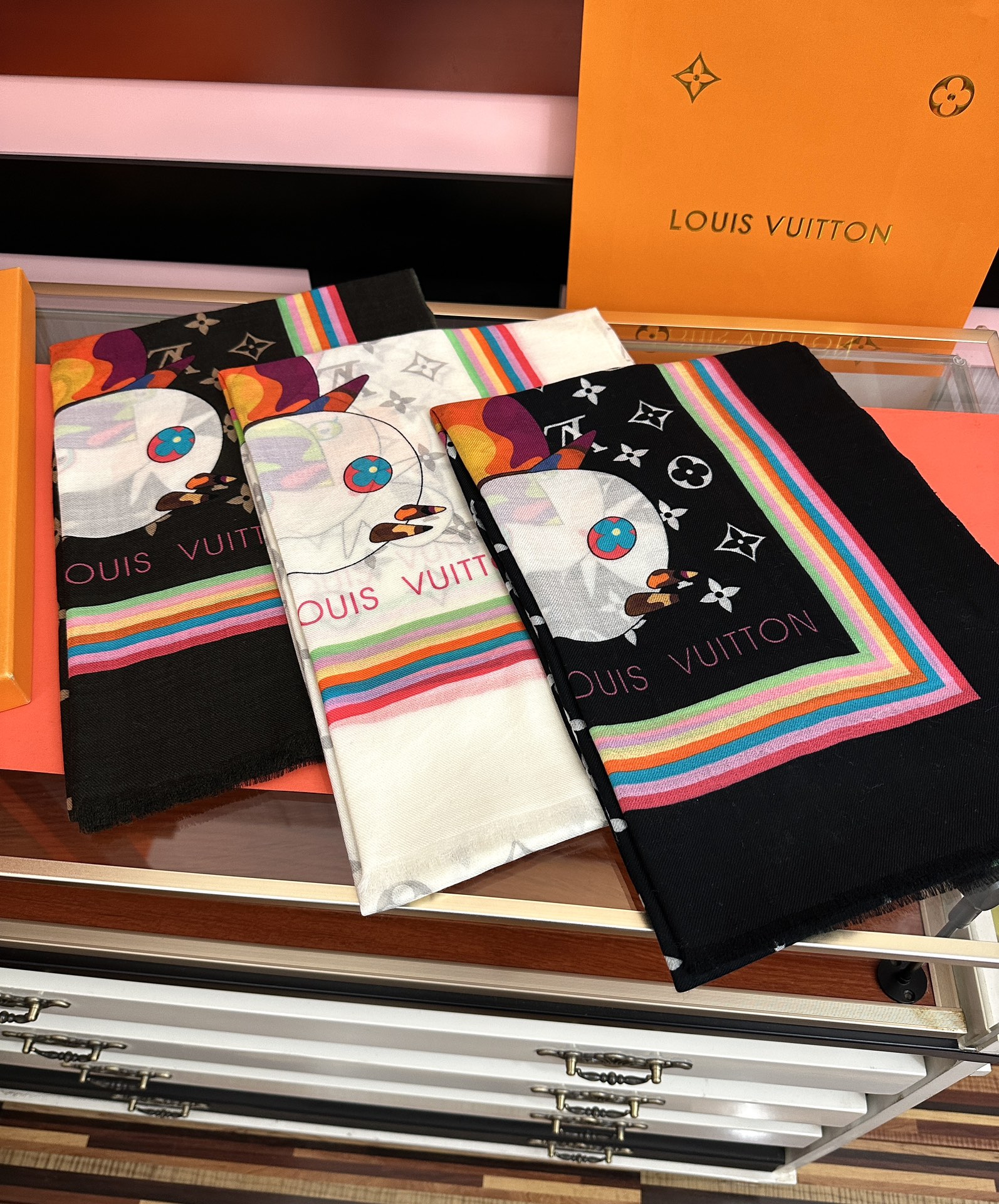 。新款L v 太美了[礼物]今年最流行的款式[得意]真心赞👍😘💍实物真心美 🎀披肩配以印花💓💃🏻无论设计