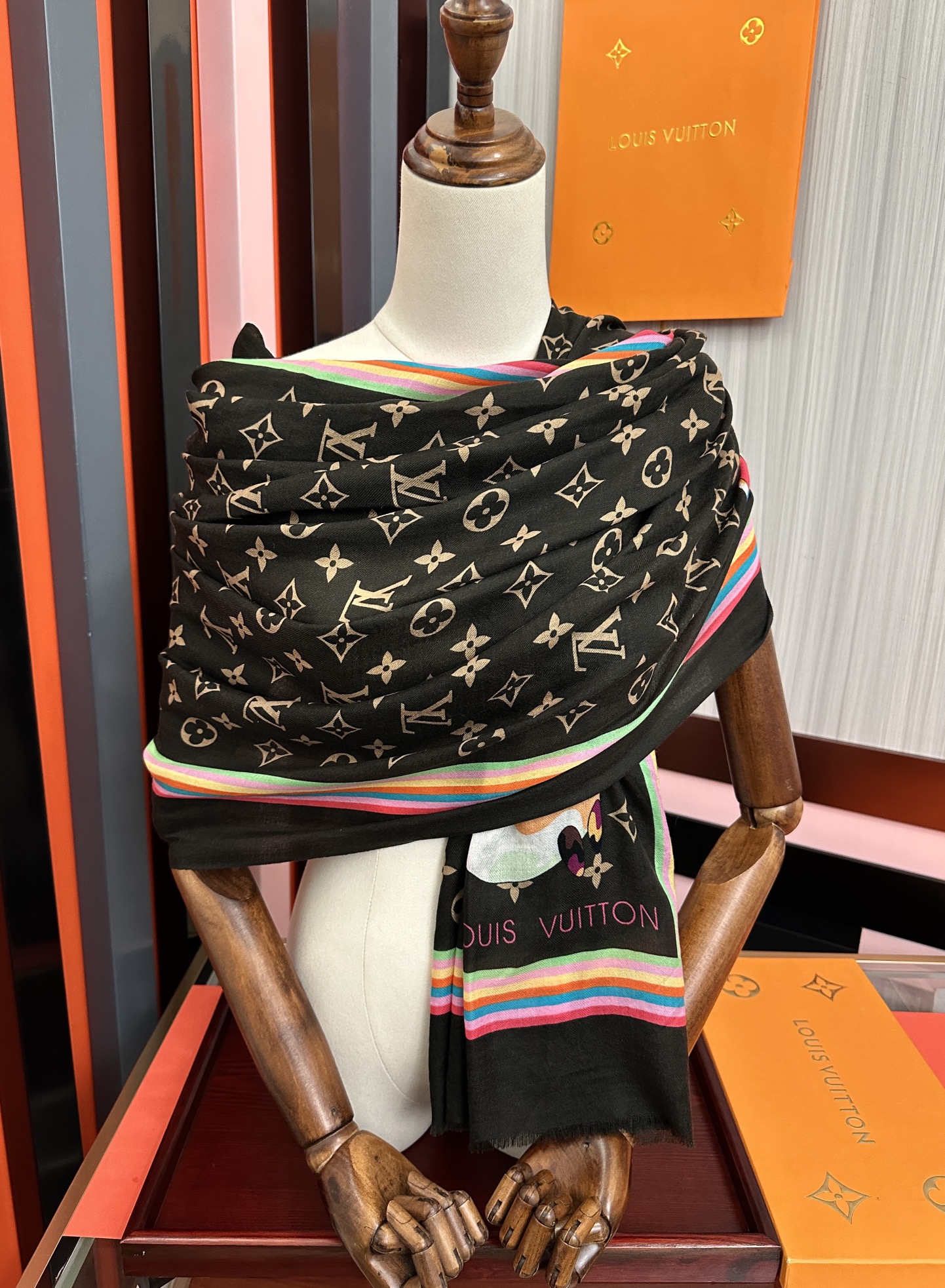 。新款L v 太美了[礼物]今年最流行的款式[得意]真心赞👍😘💍实物真心美 🎀披肩配以印花💓💃🏻无论设计