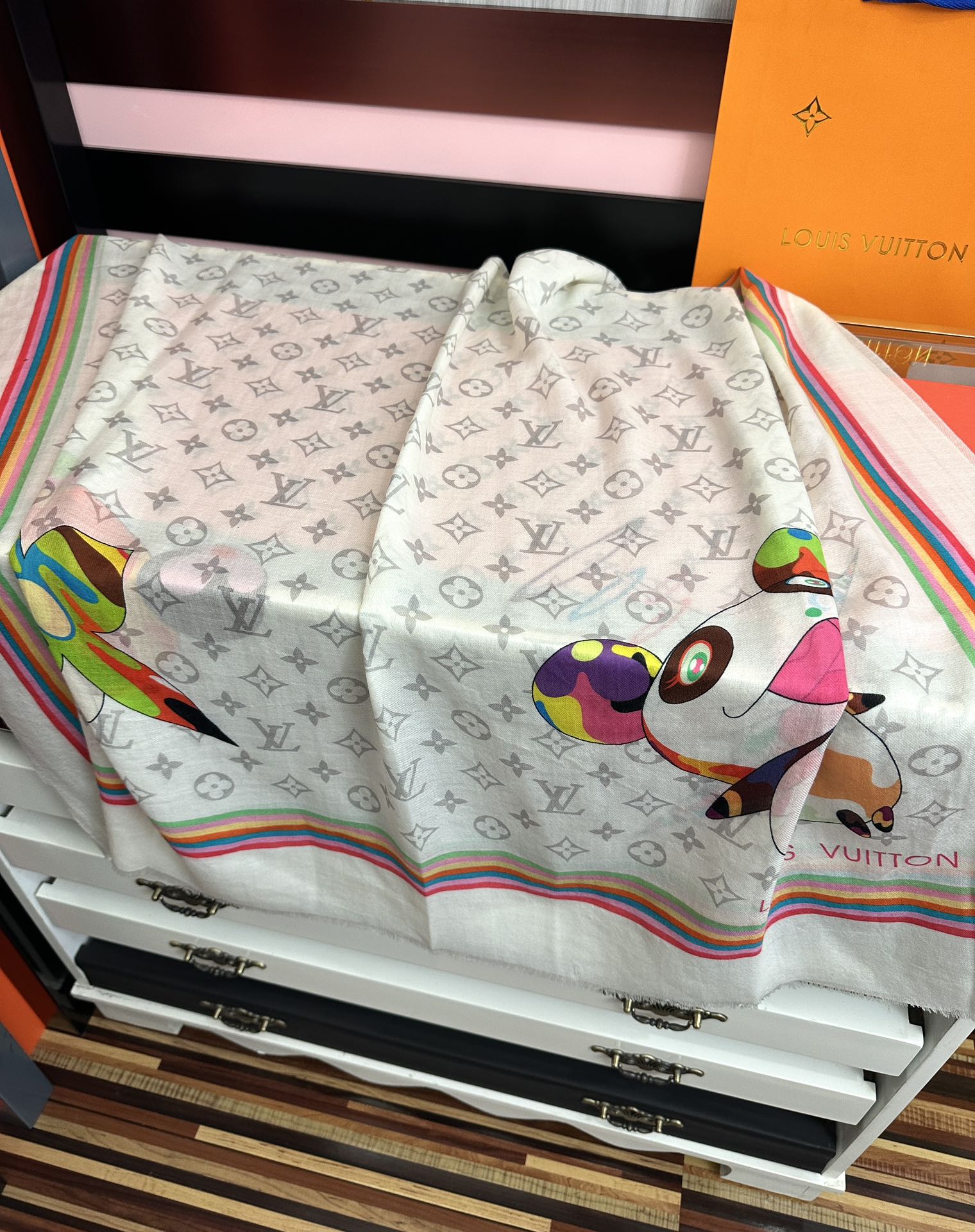 。新款L v 太美了[礼物]今年最流行的款式[得意]真心赞👍😘💍实物真心美 🎀披肩配以印花💓💃🏻无论设计