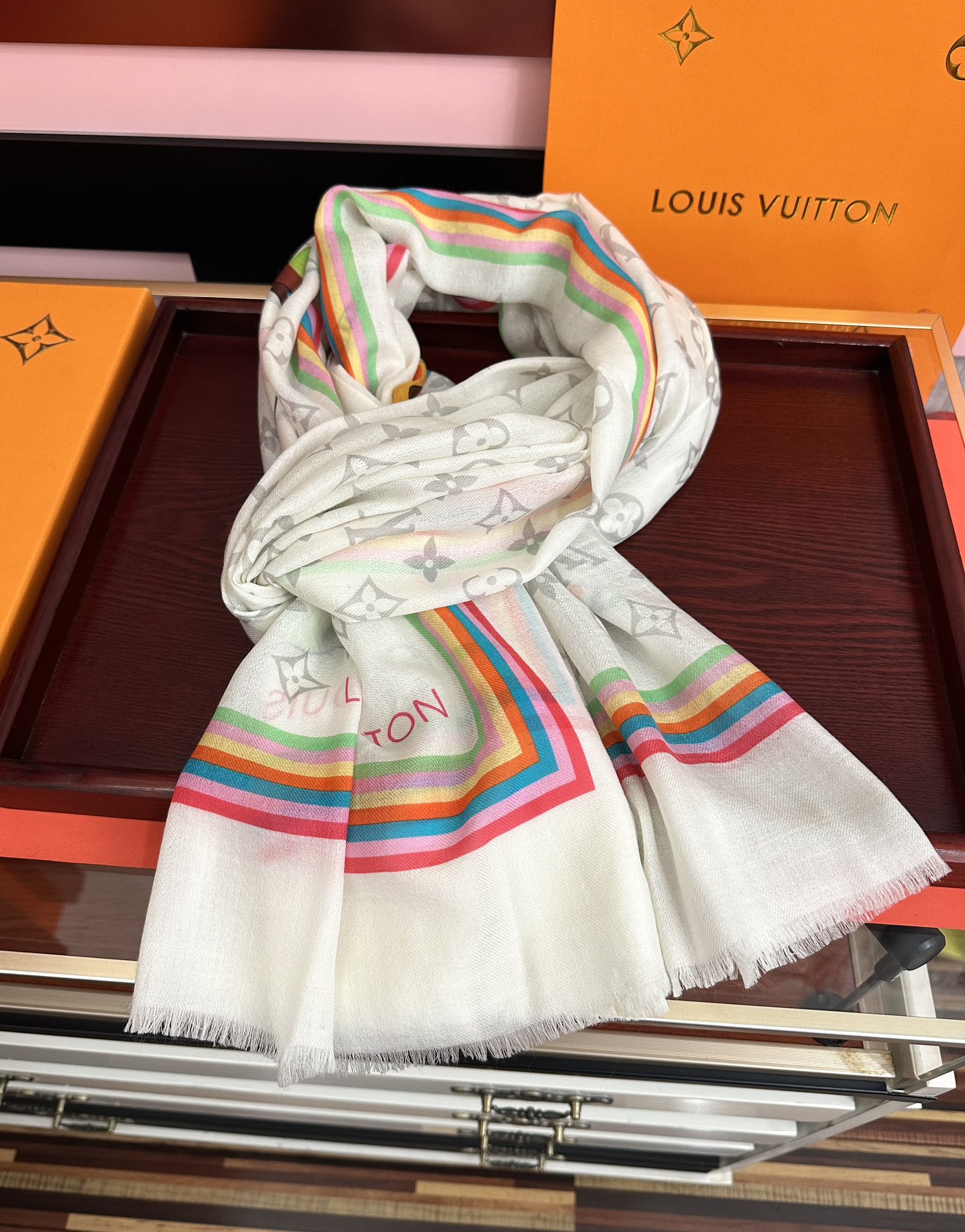 。新款L v 太美了[礼物]今年最流行的款式[得意]真心赞👍😘💍实物真心美 🎀披肩配以印花💓💃🏻无论设计