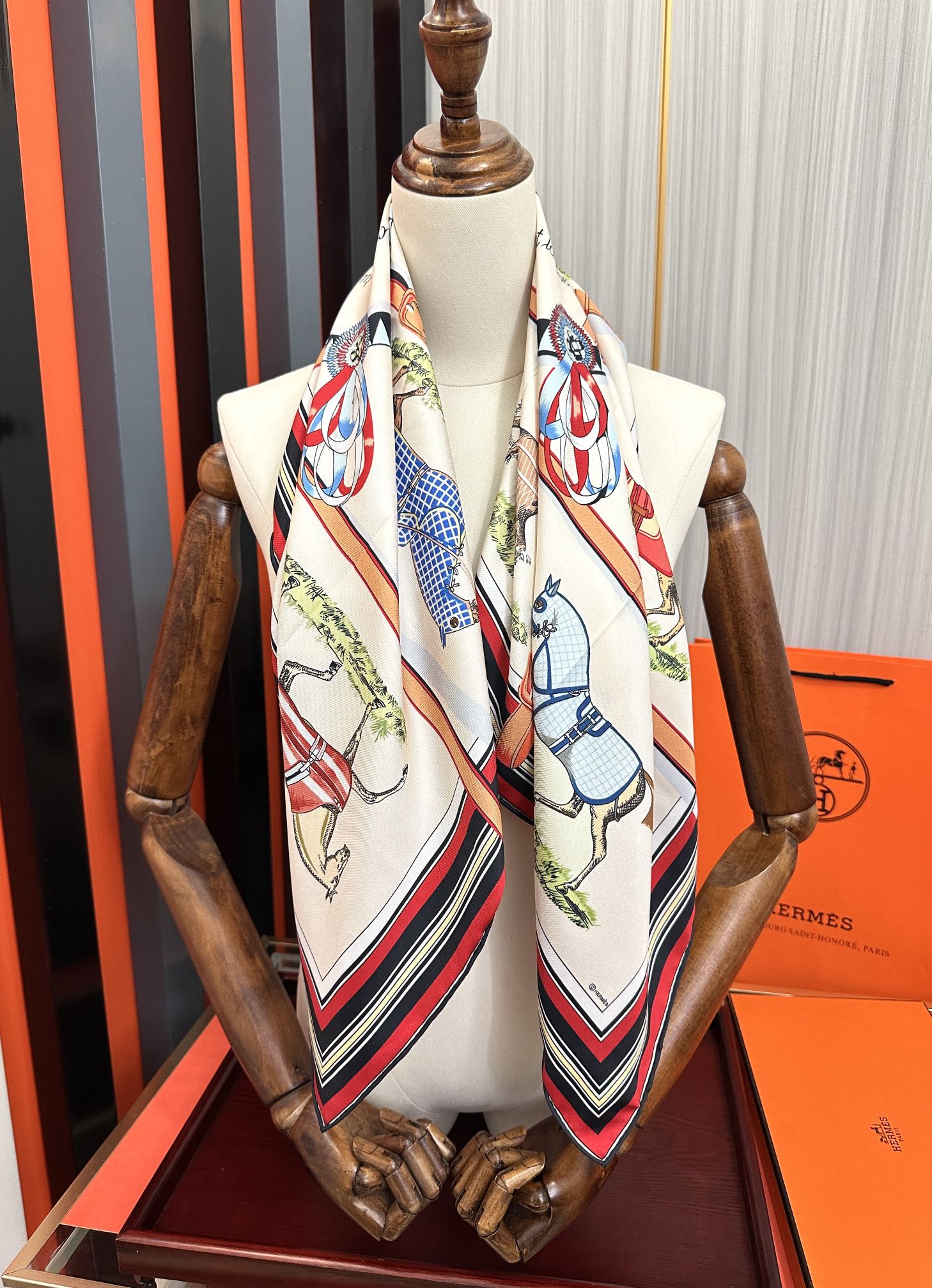 。2010爱马仕【18mm顶级真丝双面同色印花】[庆祝]“弩式牵引马具”90典藏方巾通过别致的经典色彩向