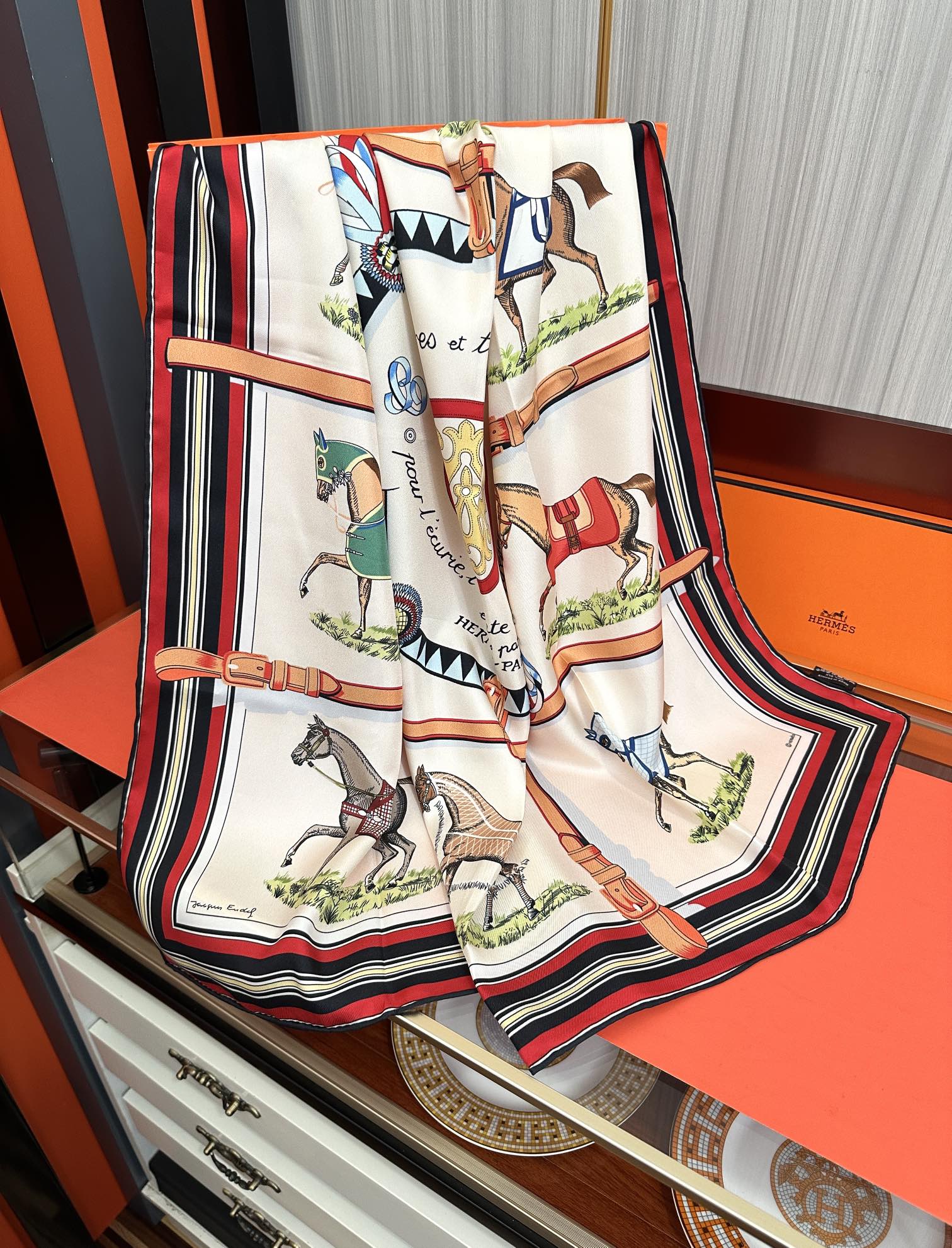 。2010爱马仕【18mm顶级真丝双面同色印花】[庆祝]“弩式牵引马具”90典藏方巾通过别致的经典色彩向