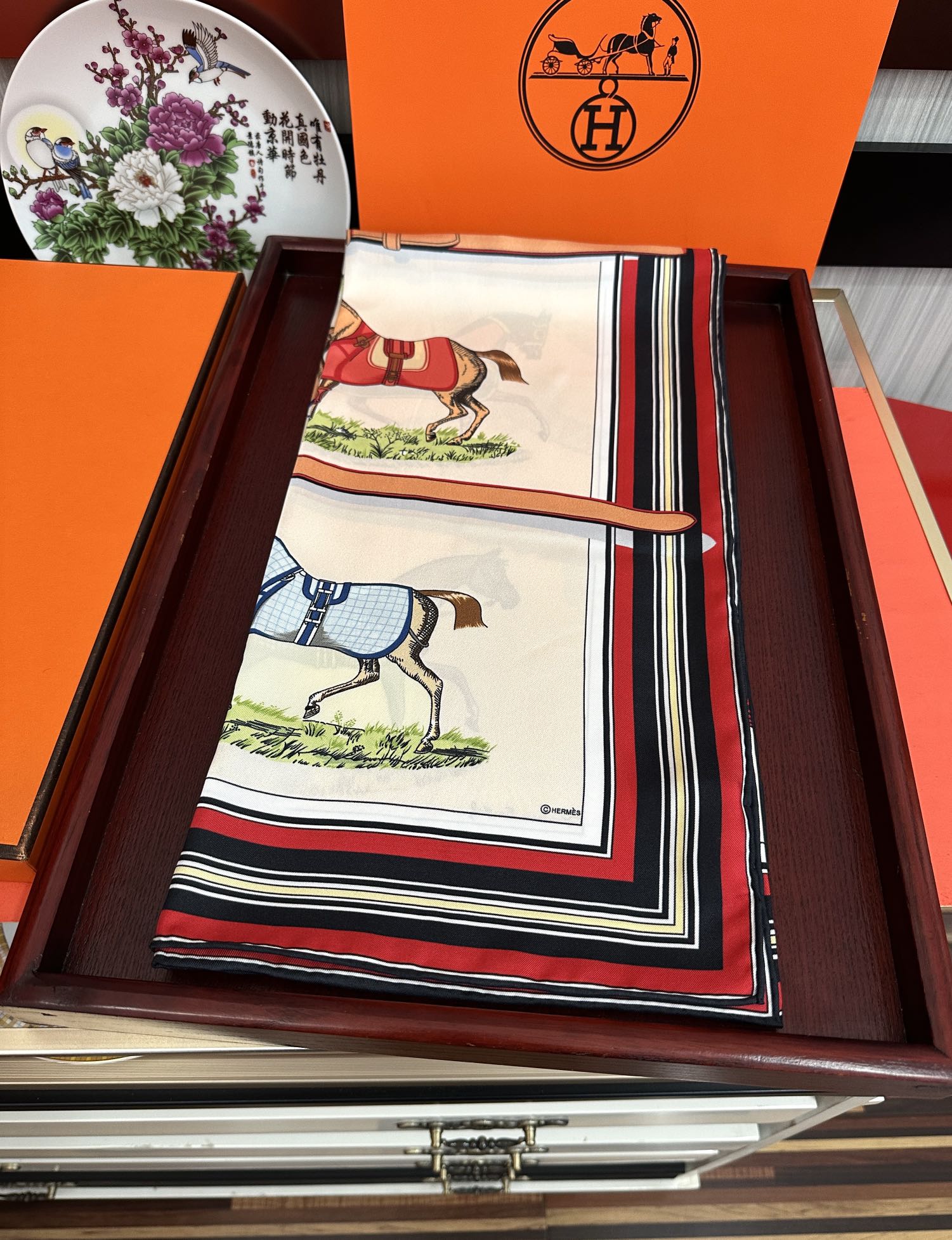 。2010爱马仕【18mm顶级真丝双面同色印花】[庆祝]“弩式牵引马具”90典藏方巾通过别致的经典色彩向