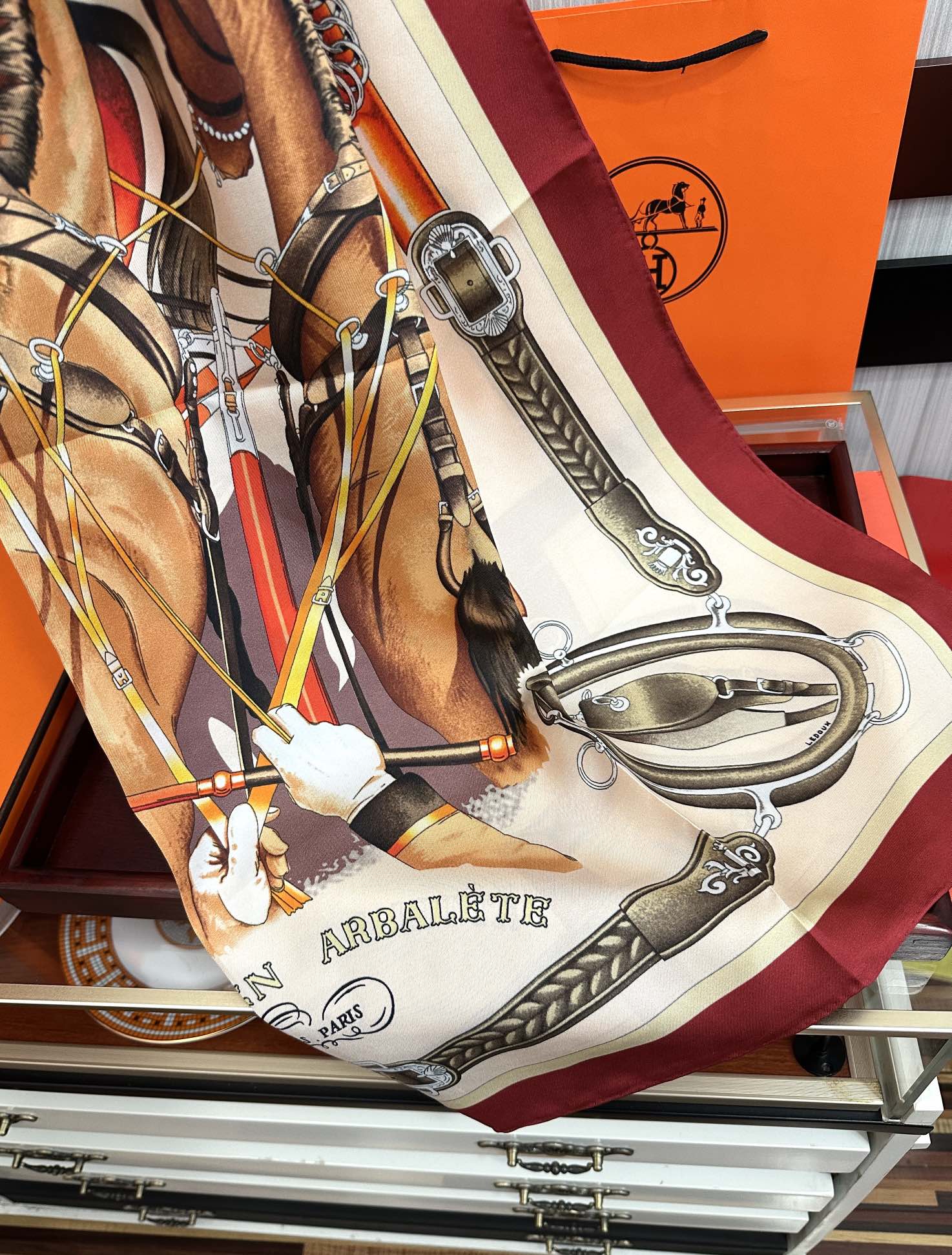 。2010爱马仕 官网同步【双面同色印花】[庆祝]“骏马的披挂”90典藏方巾通过别致的经典色彩向原创设计