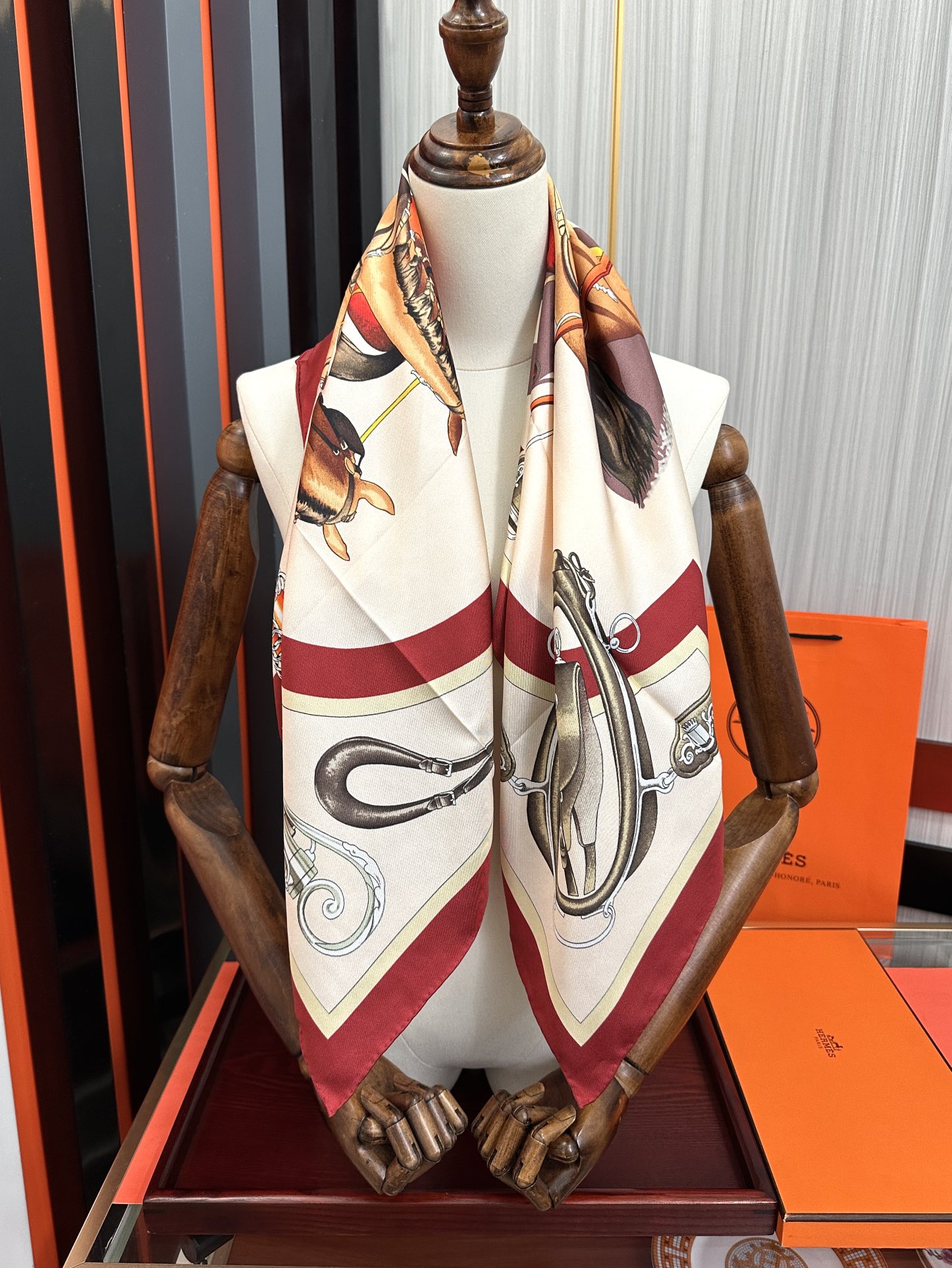 。2010爱马仕 官网同步【双面同色印花】[庆祝]“骏马的披挂”90典藏方巾通过别致的经典色彩向原创设计