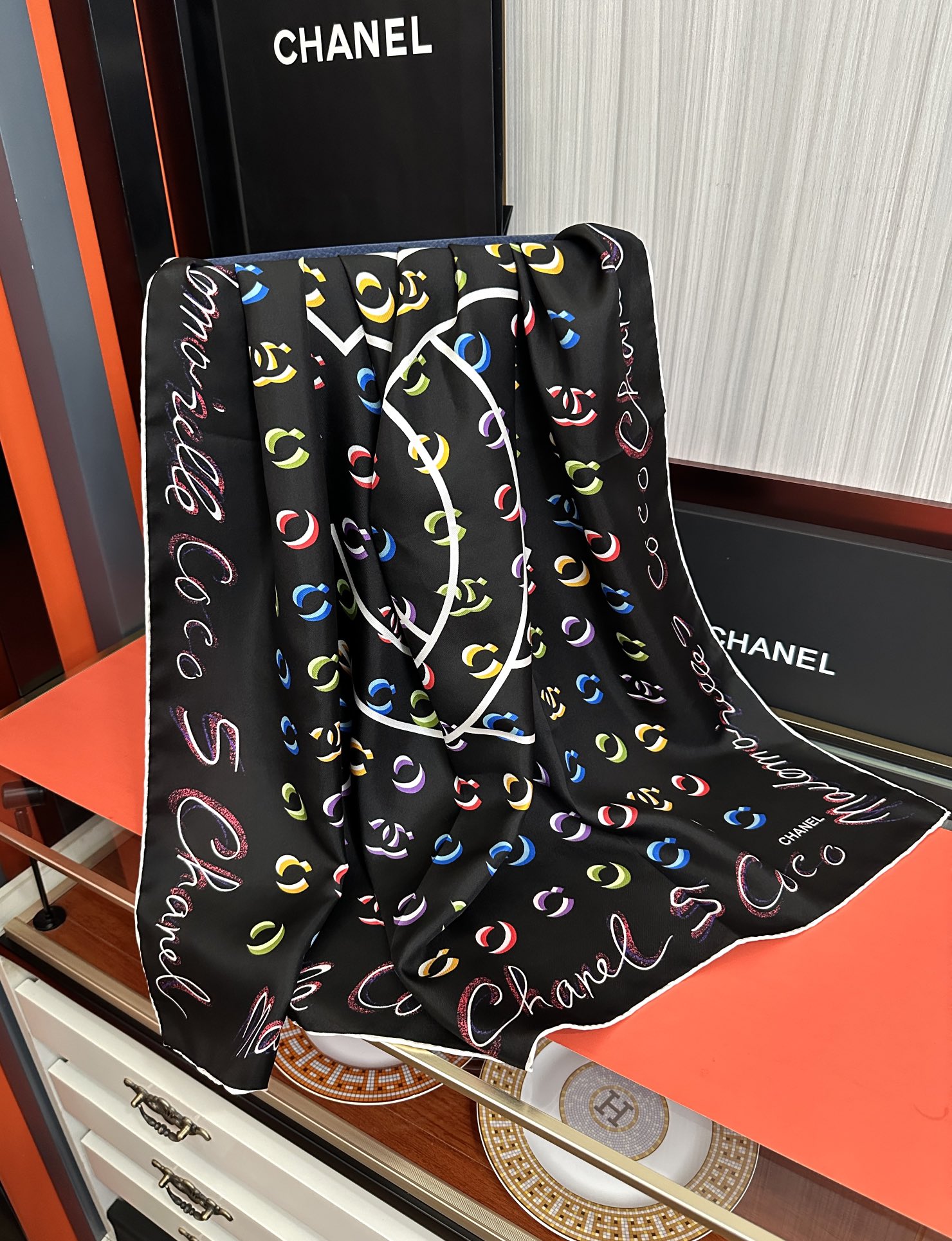 。 香奈儿 【Coco字母炫彩】官网同步[庆祝]工艺:提花+双面数码印花搭配精致的手工卷边工艺[得意]质