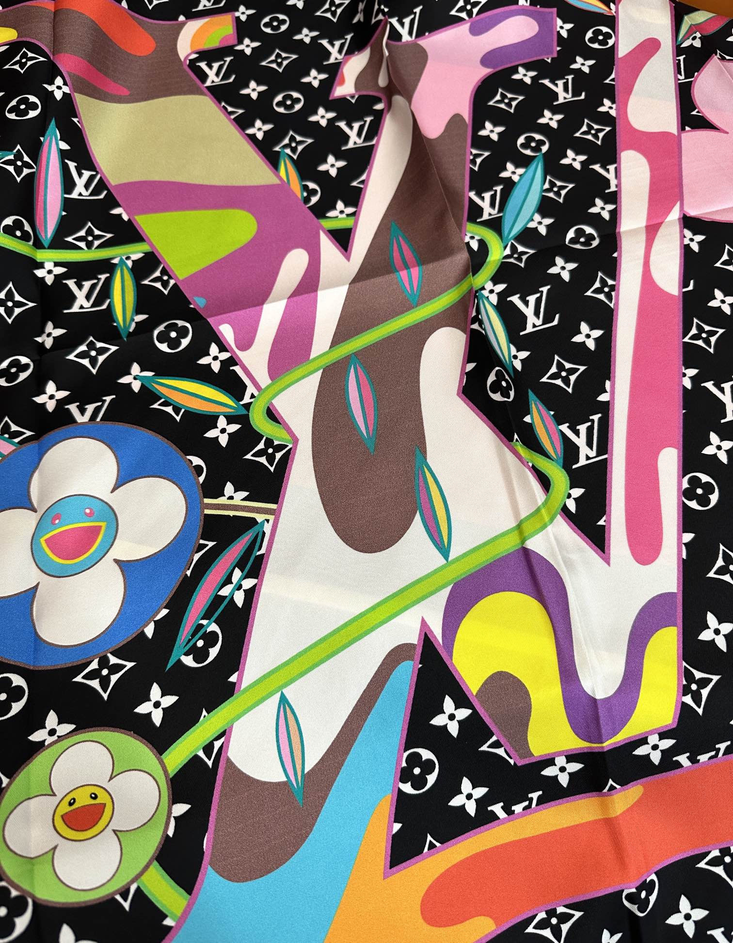 。2010新品LV专柜同步【18mm双面同色】太美了[庆祝]“L家”90典藏方巾通过别致的经典色彩向原创