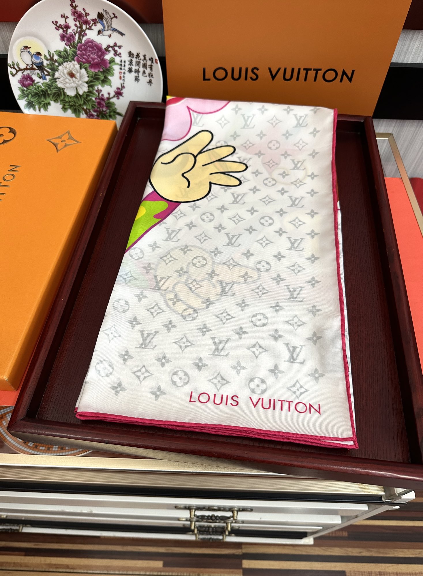 。2010新品LV专柜同步【18mm双面同色】太美了[庆祝]“L家”90典藏方巾通过别致的经典色彩向原创