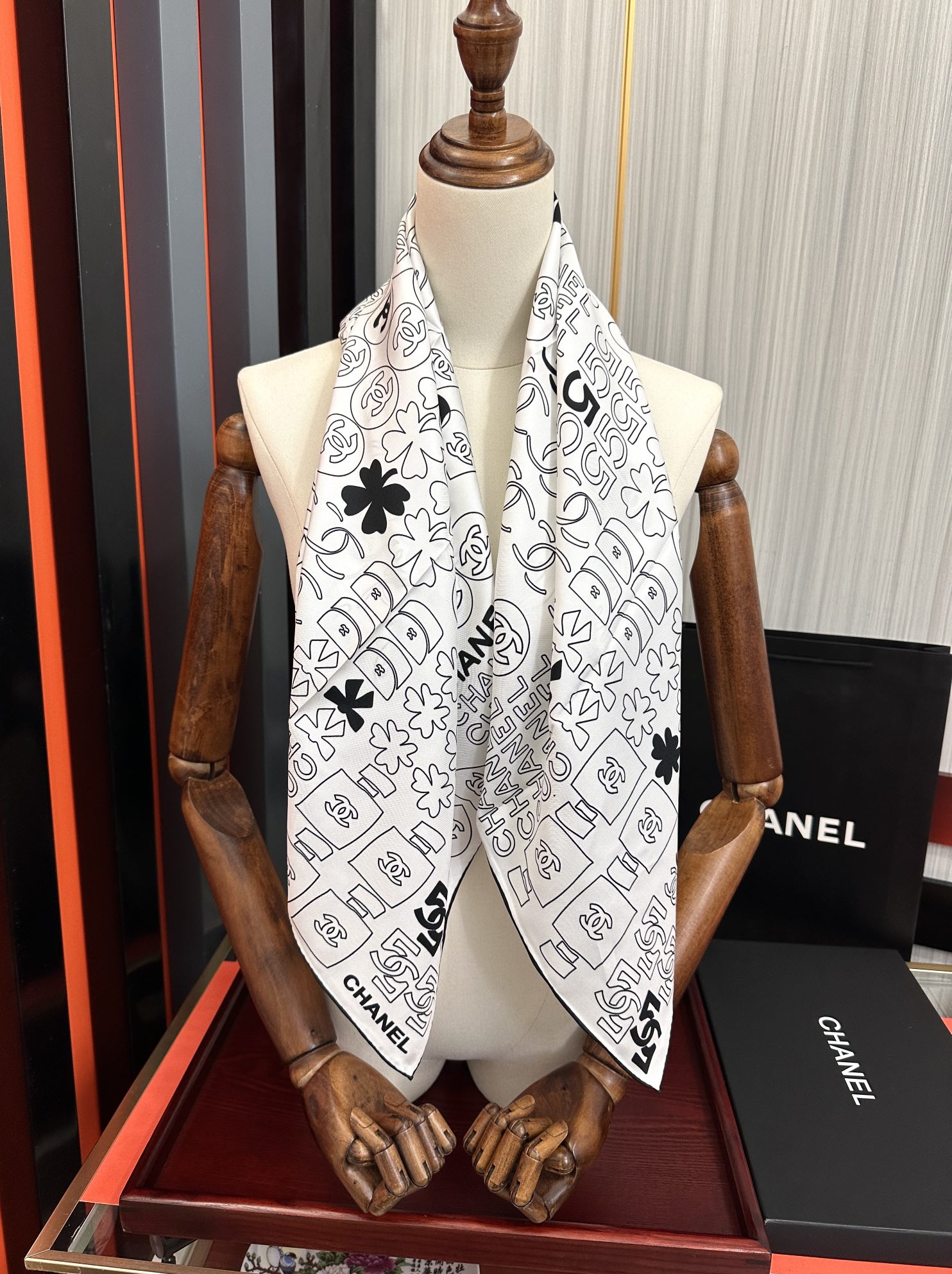 。高版本 香奈儿 【5号香水瓶】👍香奶奶永远都是比较经典[發]一条印有5号香水瓶跟四叶草交织图案巧妙搭配