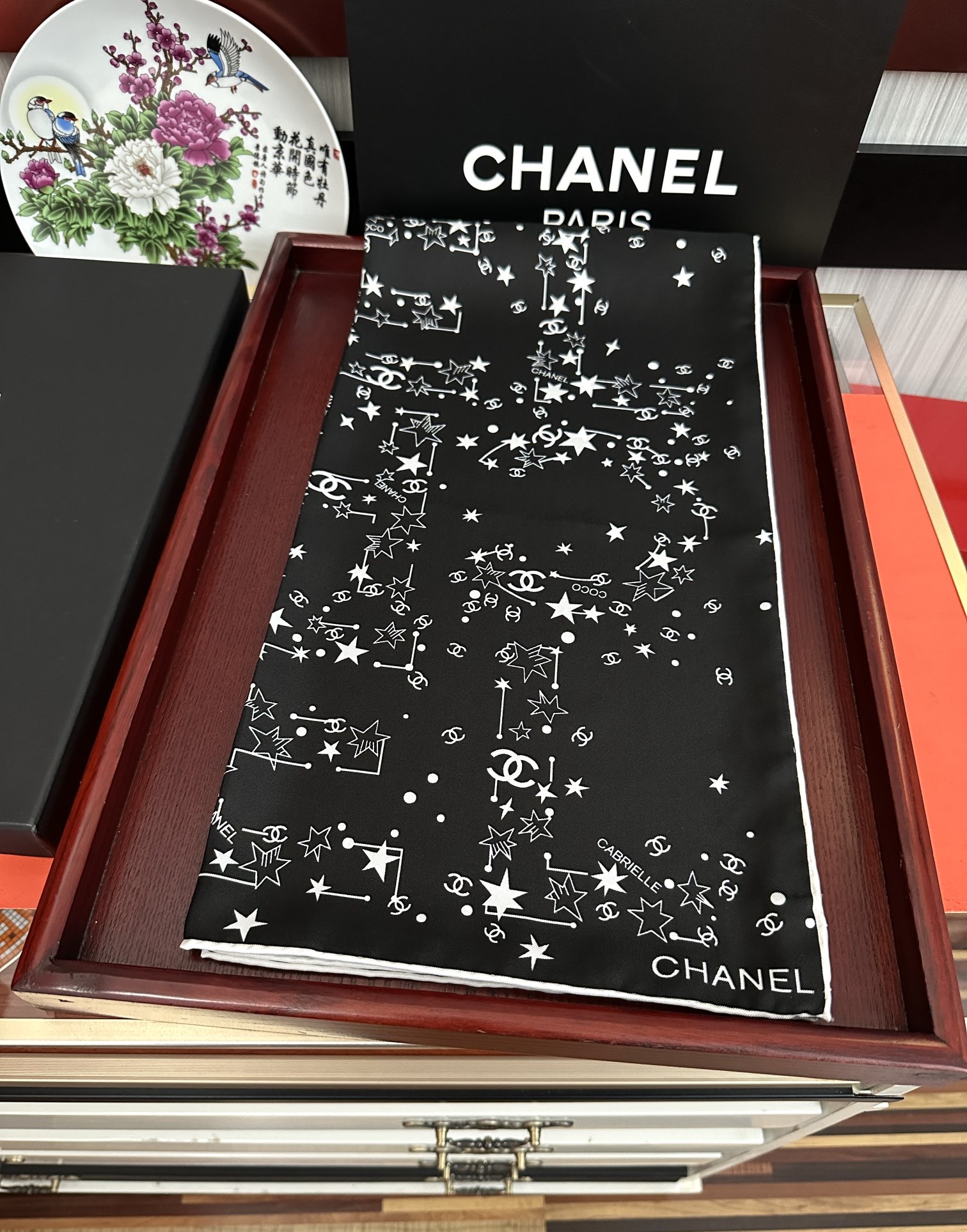 。 新款 香奈儿【涂鸦字母系列】👍香奶奶永远都是比较经典[發]一条印有字母Logo交织图案巧妙搭配[得意