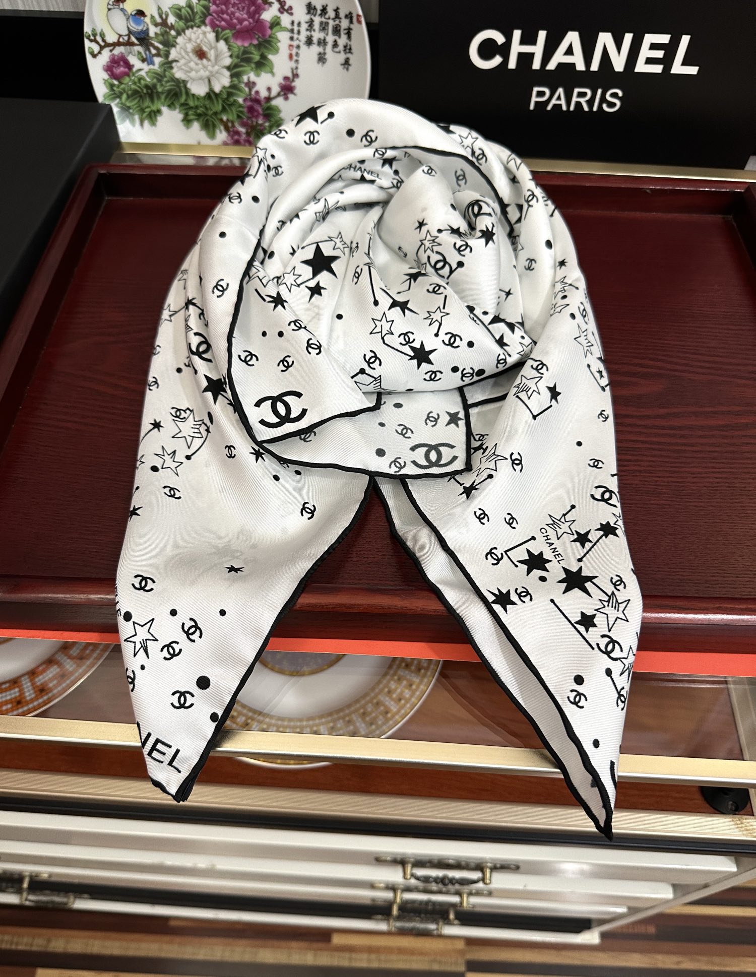 。 新款 香奈儿【涂鸦字母系列】👍香奶奶永远都是比较经典[發]一条印有字母Logo交织图案巧妙搭配[得意