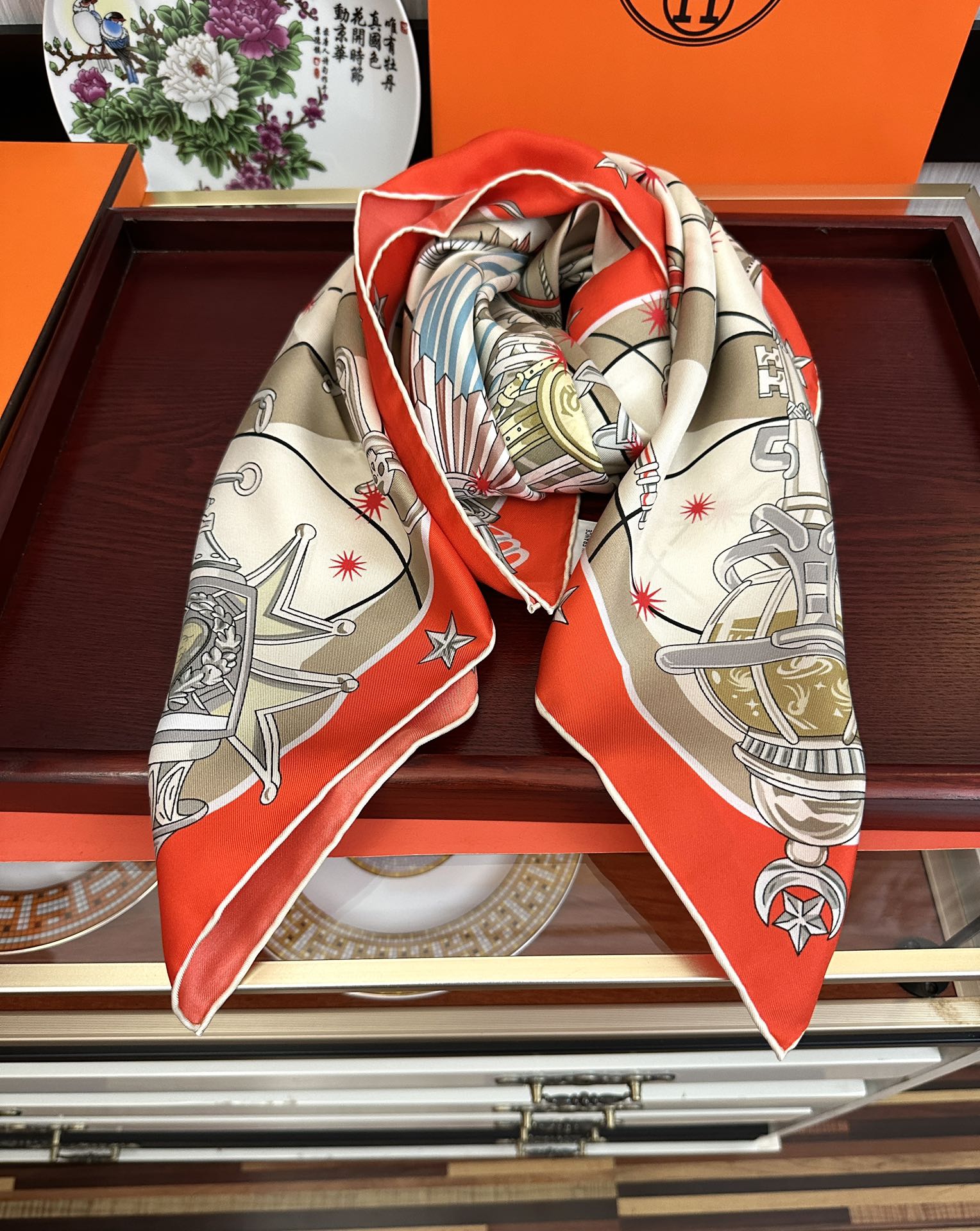 高版本。2010爱马仕【星辰合唱曲】90典藏方巾通过别致的经典色彩向原创设计致敬[太阳]作品未经重新诠释