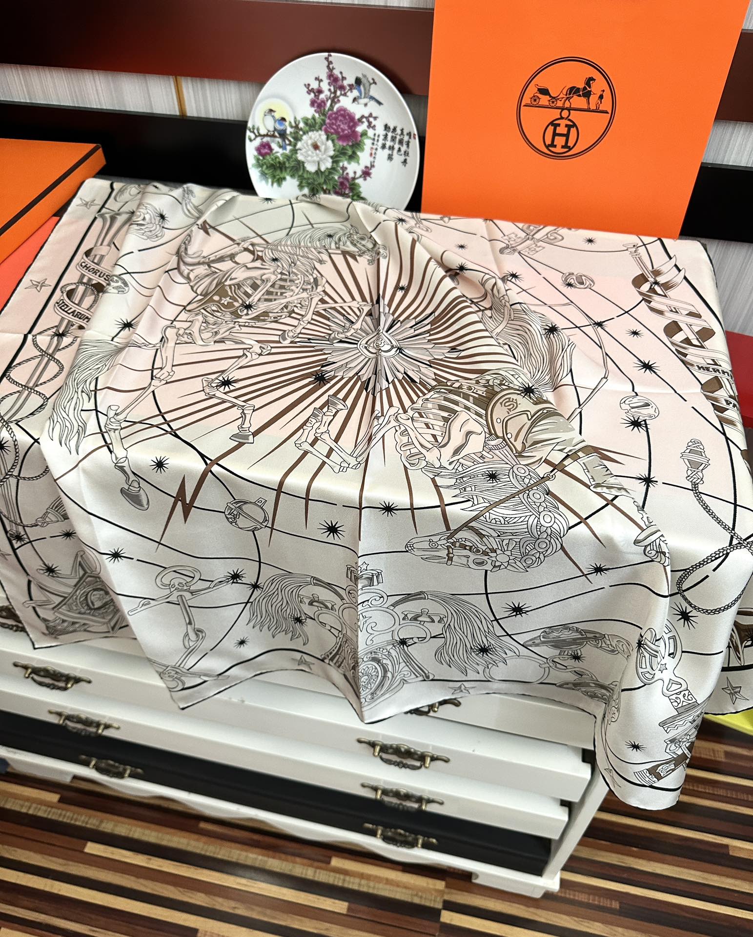 高版本。2010爱马仕【星辰合唱曲】90典藏方巾通过别致的经典色彩向原创设计致敬[太阳]作品未经重新诠释