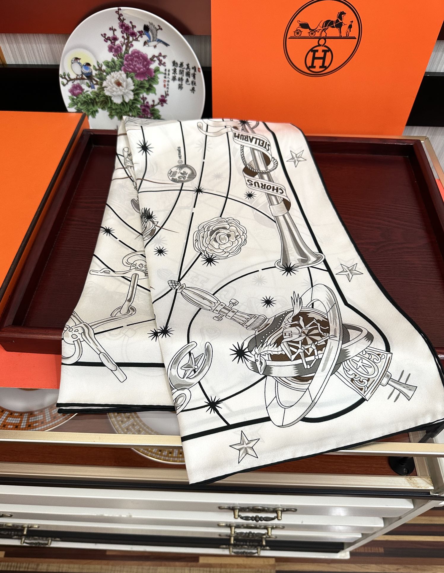 高版本。2010爱马仕【星辰合唱曲】90典藏方巾通过别致的经典色彩向原创设计致敬[太阳]作品未经重新诠释