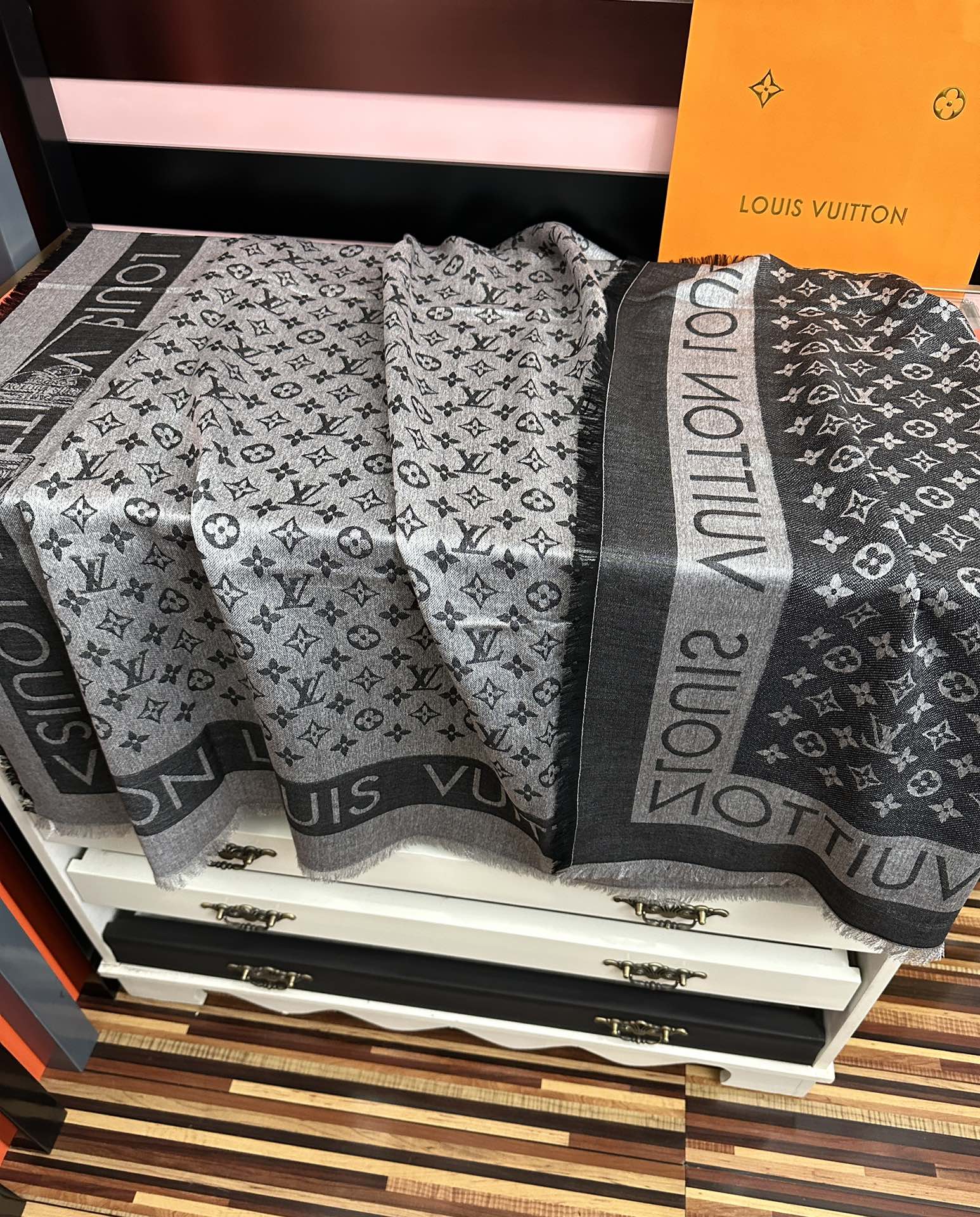 。2010最新款LV重磅推荐太美了[得意]，永不过时，好货不怕晚，经典款L家人手必备一条最最经典款💪🏻💪