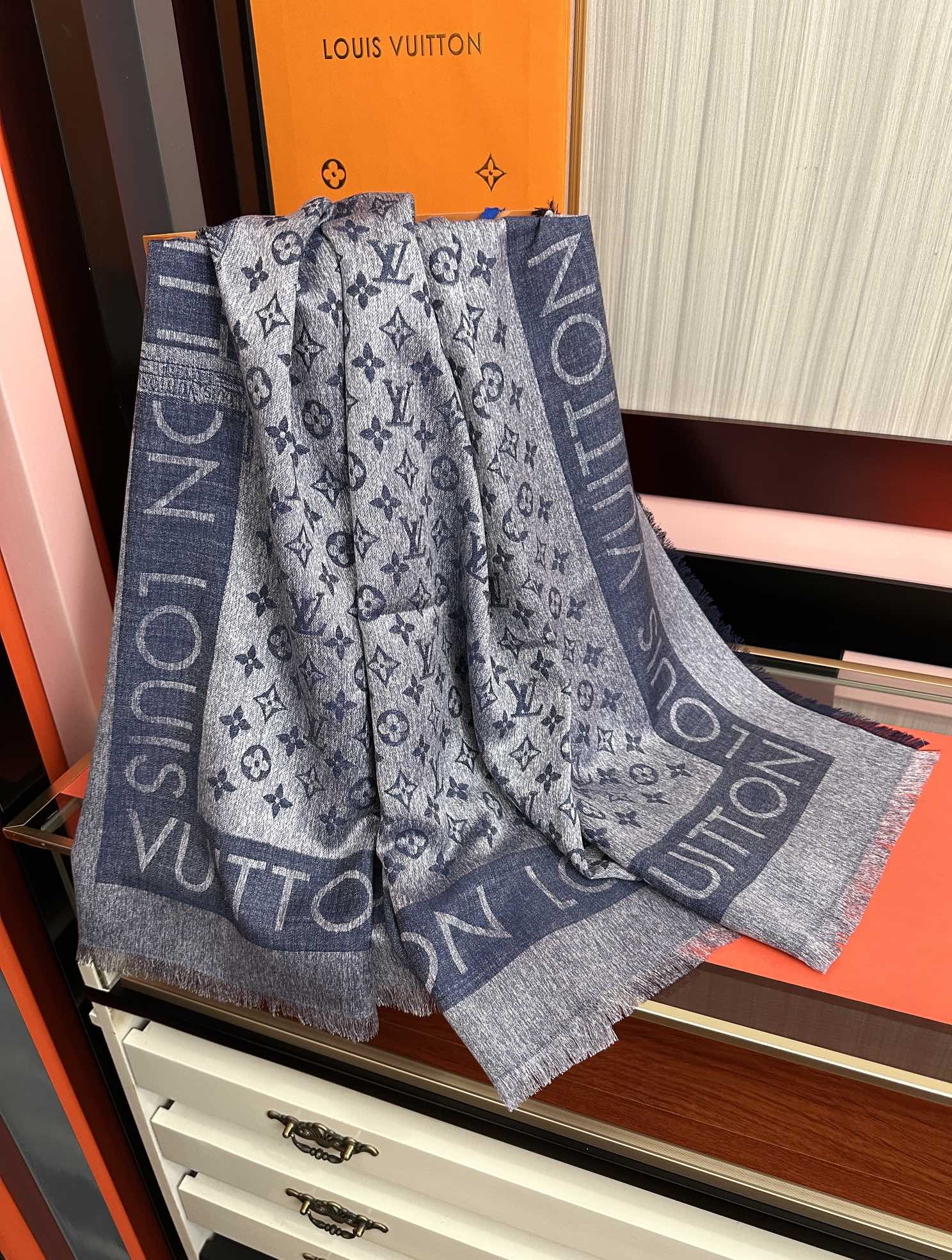 。2010最新款LV重磅推荐太美了[得意]，永不过时，好货不怕晚，经典款L家人手必备一条最最经典款💪🏻💪