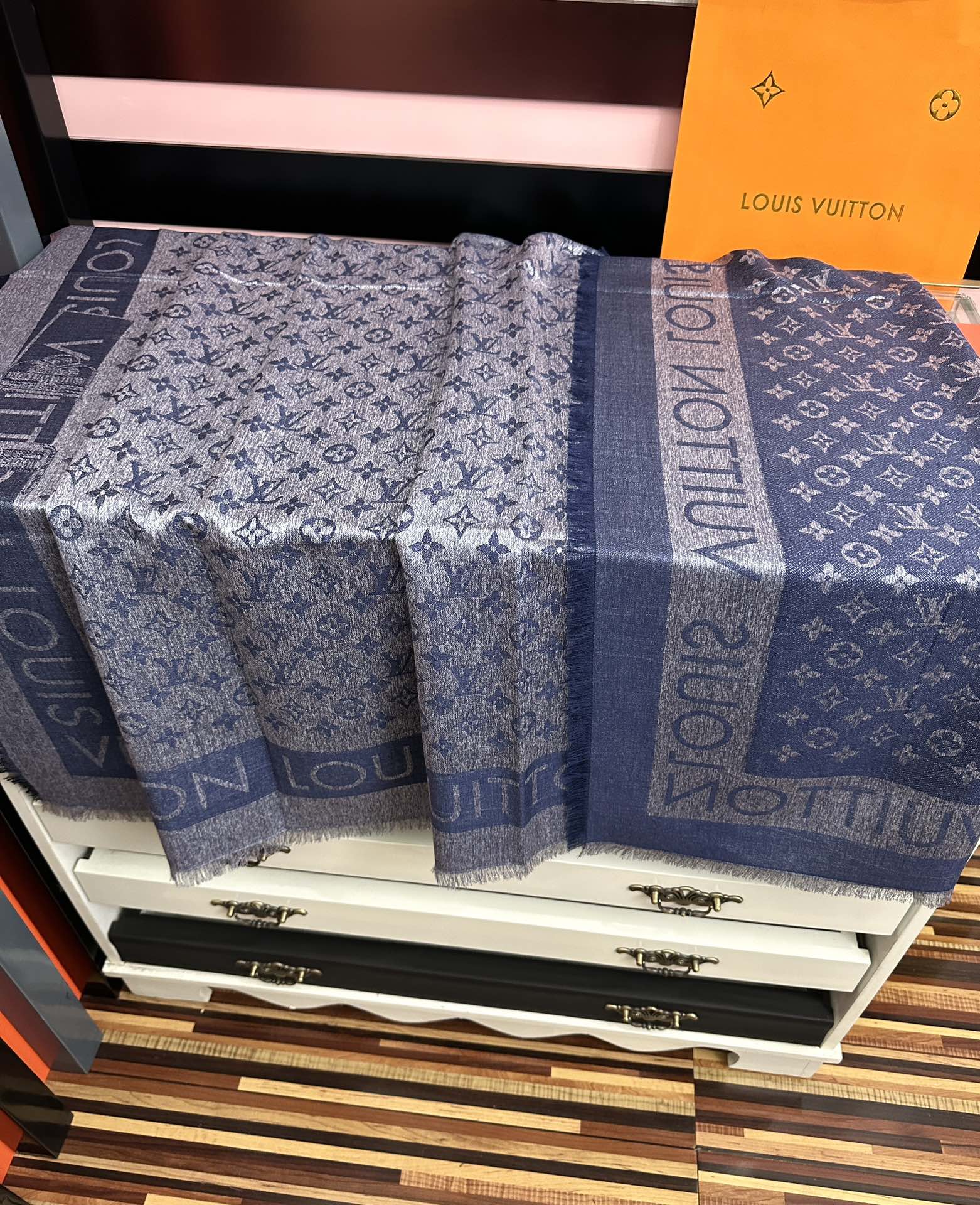 。2010最新款LV重磅推荐太美了[得意]，永不过时，好货不怕晚，经典款L家人手必备一条最最经典款💪🏻💪