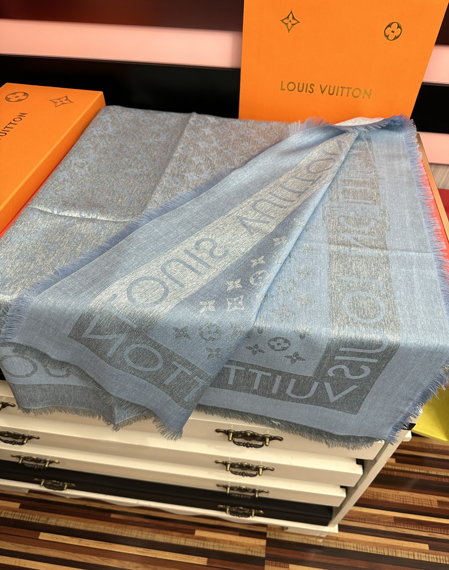 。2010最新款LV重磅推荐太美了[得意]，永不过时，好货不怕晚，经典款L家人手必备一条最最经典款💪🏻💪