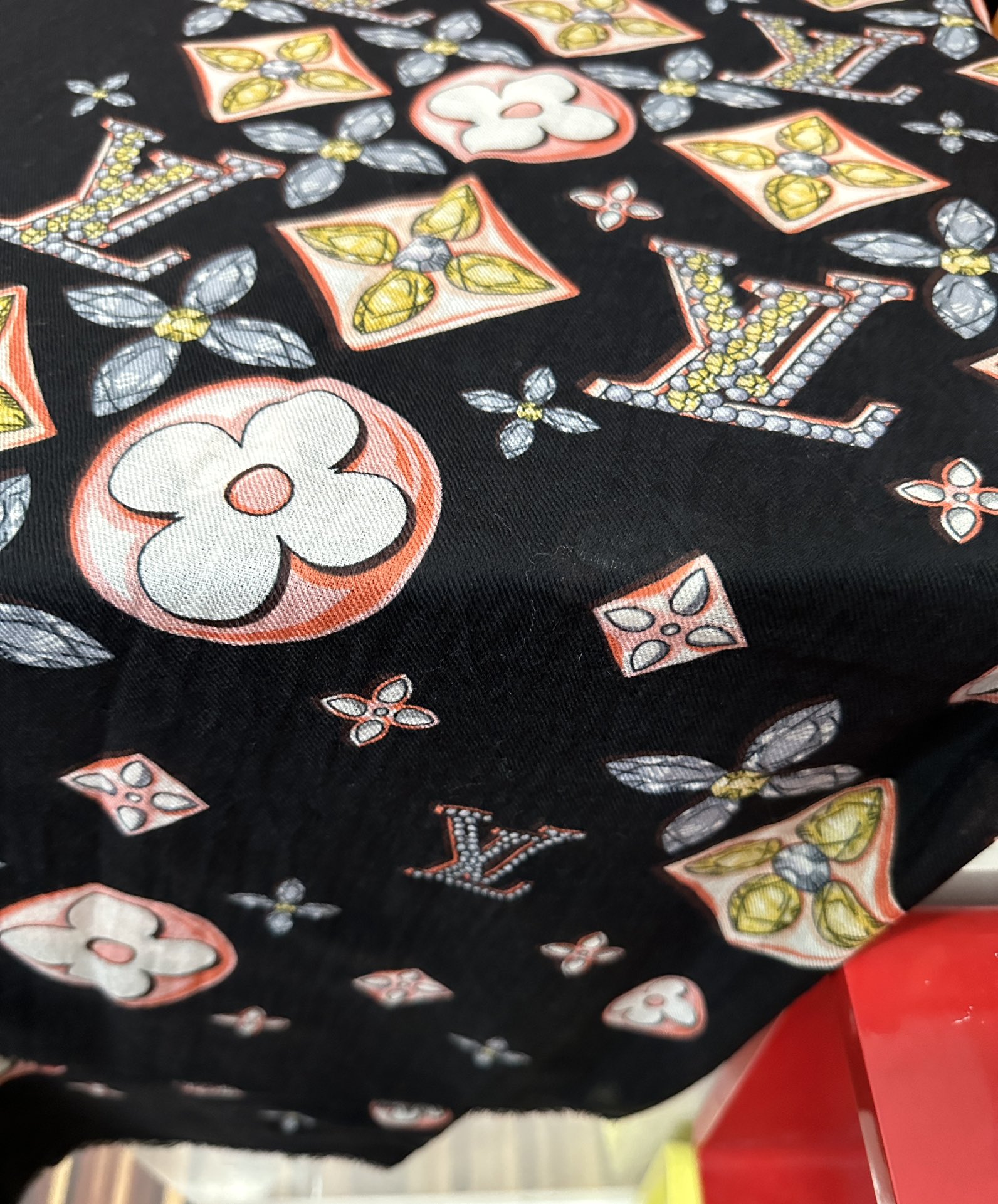 。太美了[爱心] L家 2025最新款‼️真心赞👍【羊绒长巾】😘💍实物真心美 🎀披肩配以印花💓💃🏻无论设