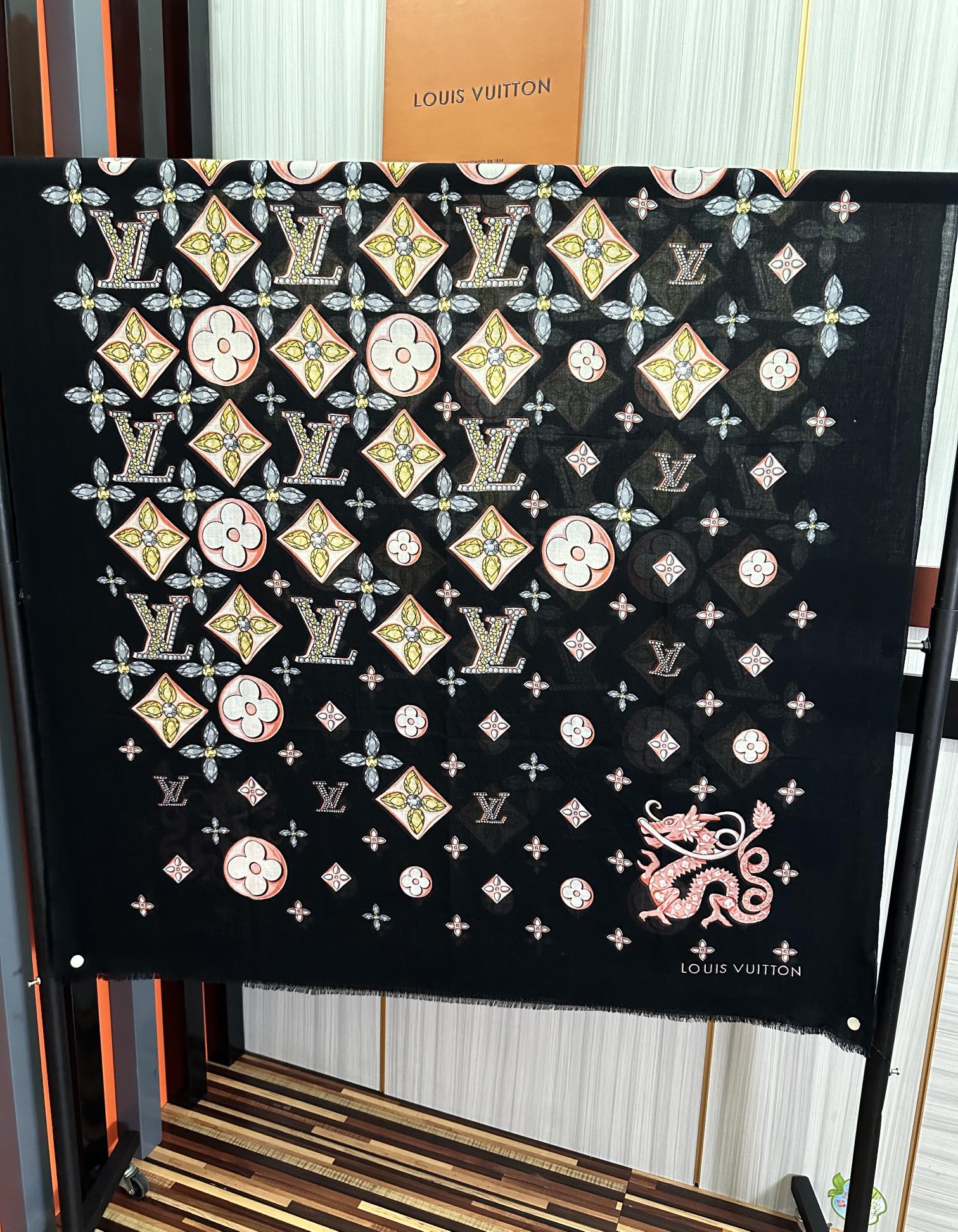 。太美了[爱心] L家 2025最新款‼️真心赞👍【羊绒长巾】😘💍实物真心美 🎀披肩配以印花💓💃🏻无论设