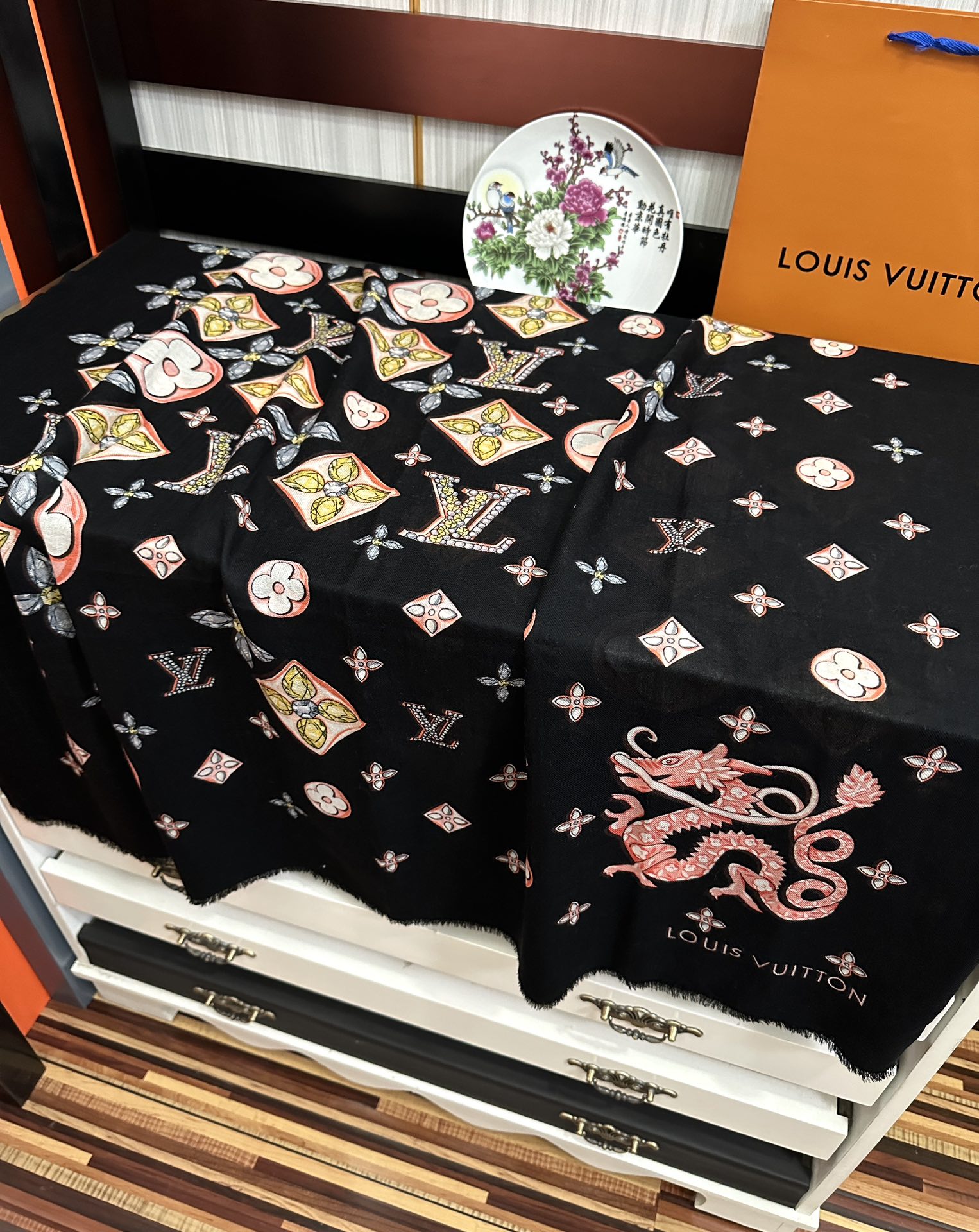 。太美了[爱心] L家 2025最新款‼️真心赞👍【羊绒长巾】😘💍实物真心美 🎀披肩配以印花💓💃🏻无论设