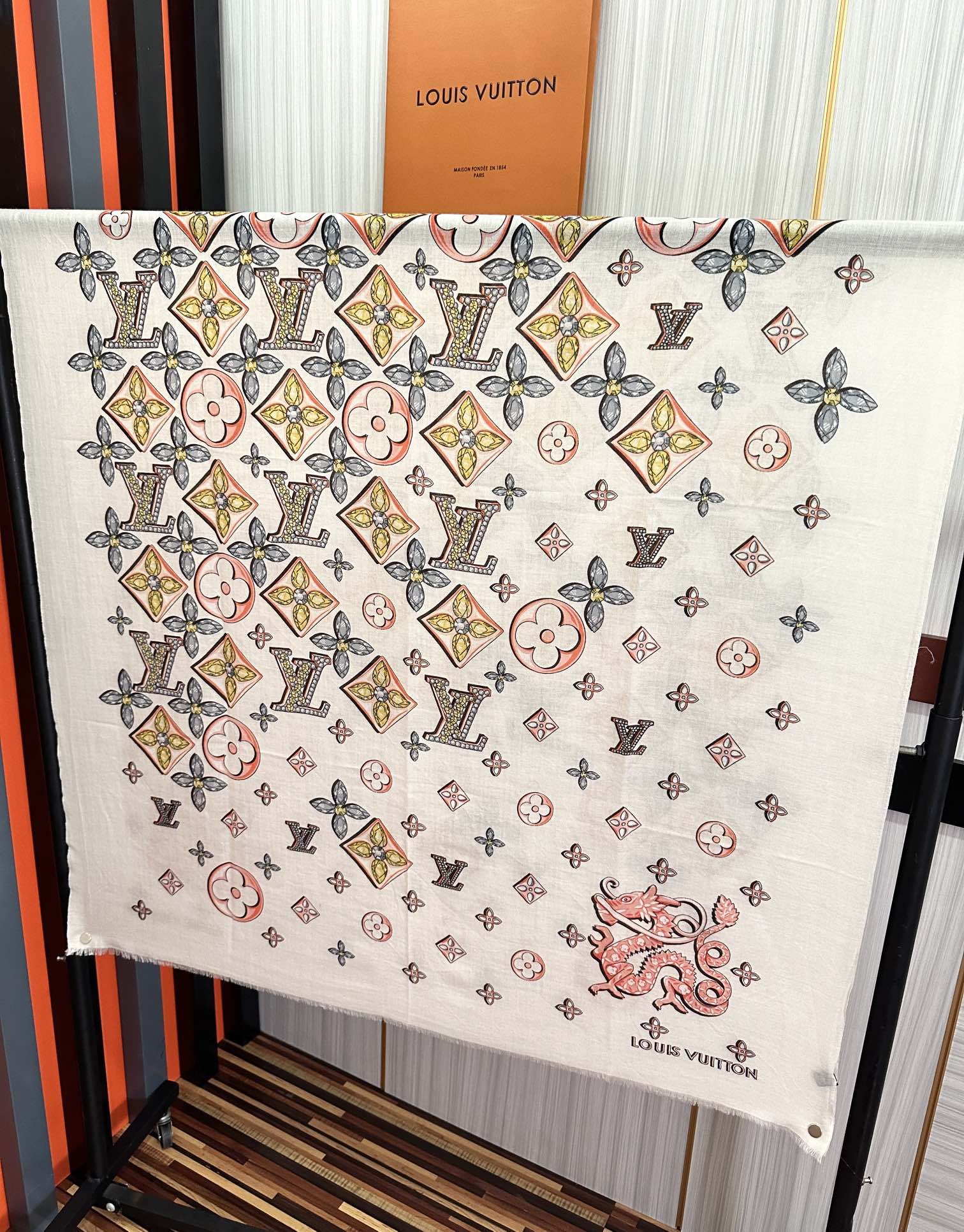 。太美了[爱心] L家 2025最新款‼️真心赞👍【羊绒长巾】😘💍实物真心美 🎀披肩配以印花💓💃🏻无论设