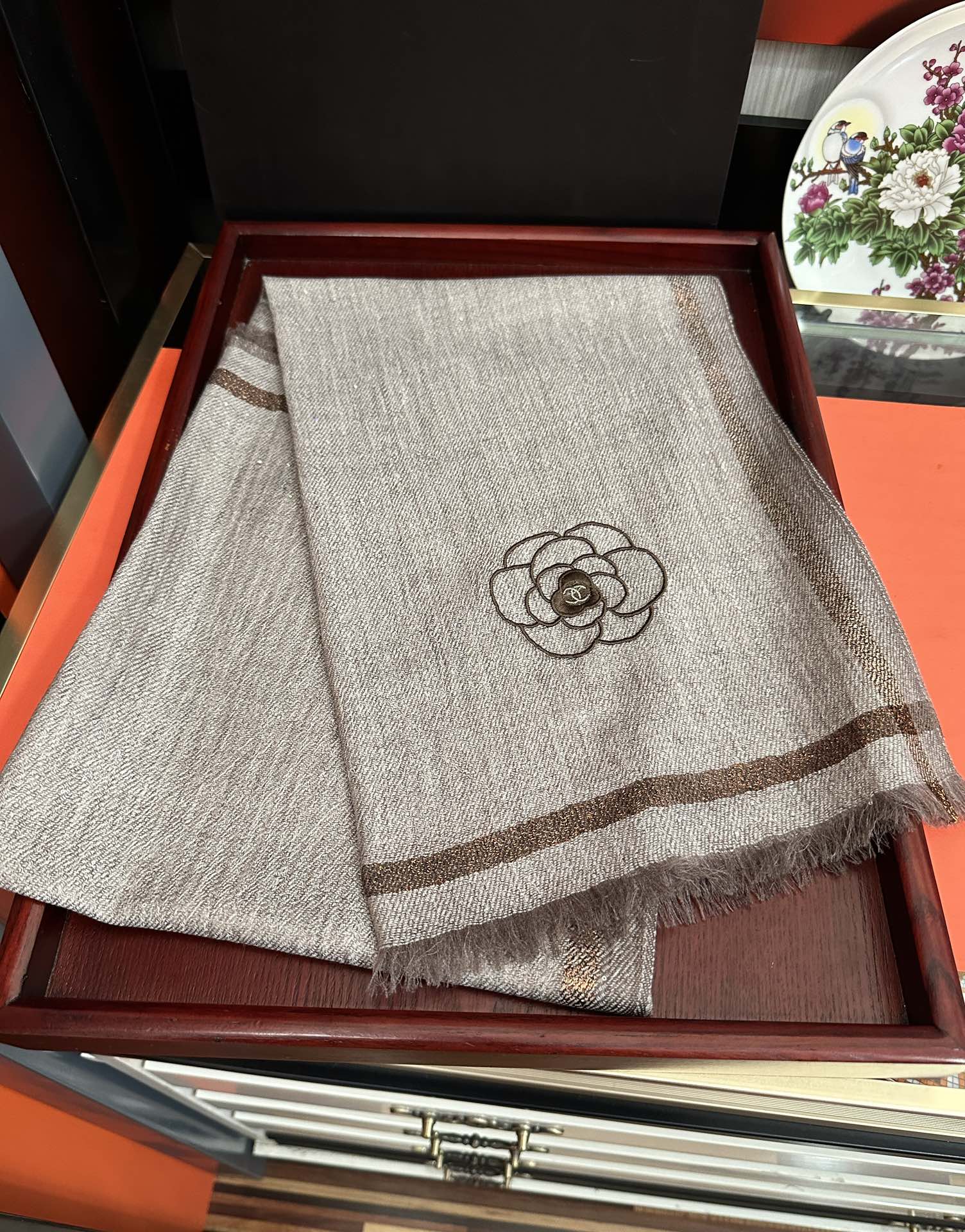 。香奈 儿👍2025重磅推荐🎀太美了👓，人人都喜欢💕时潮人都有好几条小香围巾放在衣橱，🧣换条围巾就足够让