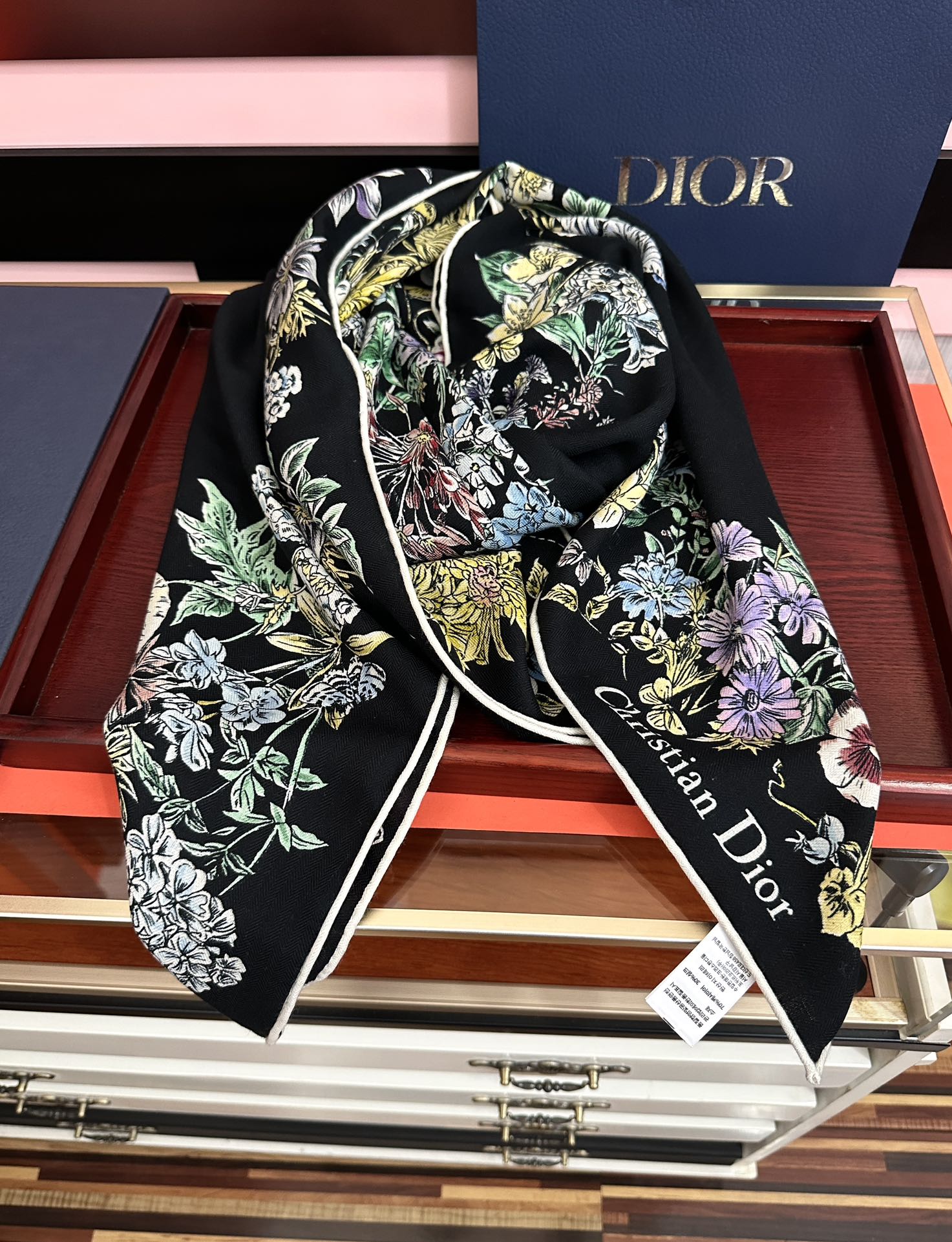 。新款Dior 双面丝毛印花方巾[礼物]这款方巾以 Star 图案呈现 D的幸运星[庆祝]通过该系列的精