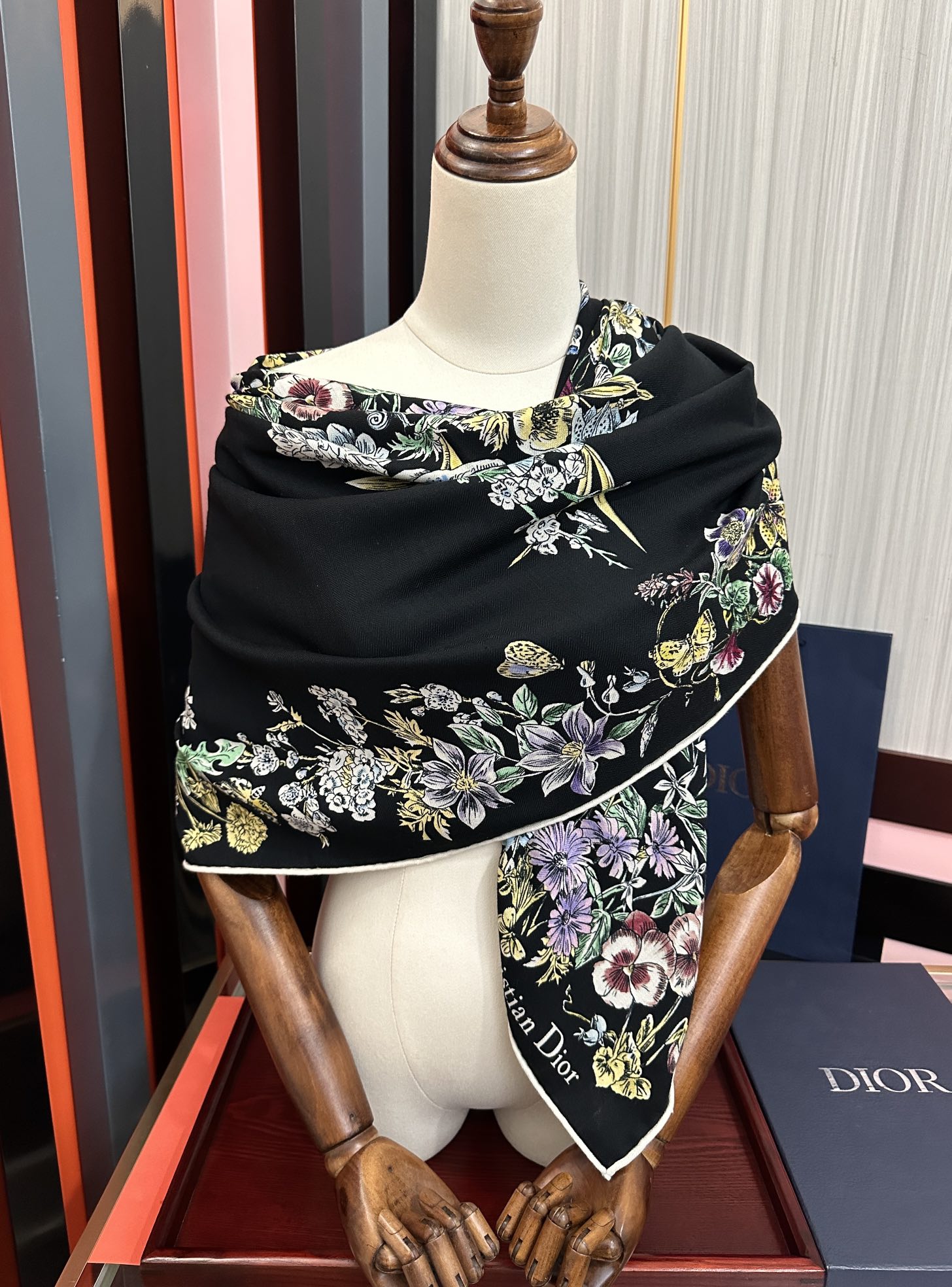 。新款Dior 双面丝毛印花方巾[礼物]这款方巾以 Star 图案呈现 D的幸运星[庆祝]通过该系列的精