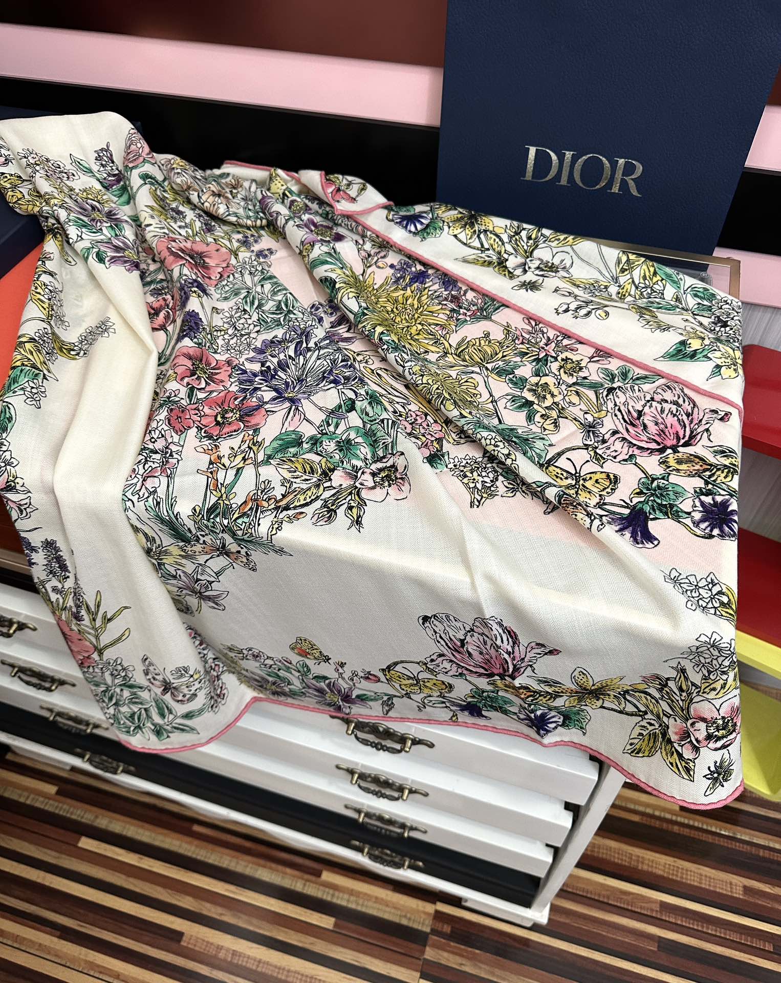 。新款Dior 双面丝毛印花方巾[礼物]这款方巾以 Star 图案呈现 D的幸运星[庆祝]通过该系列的精