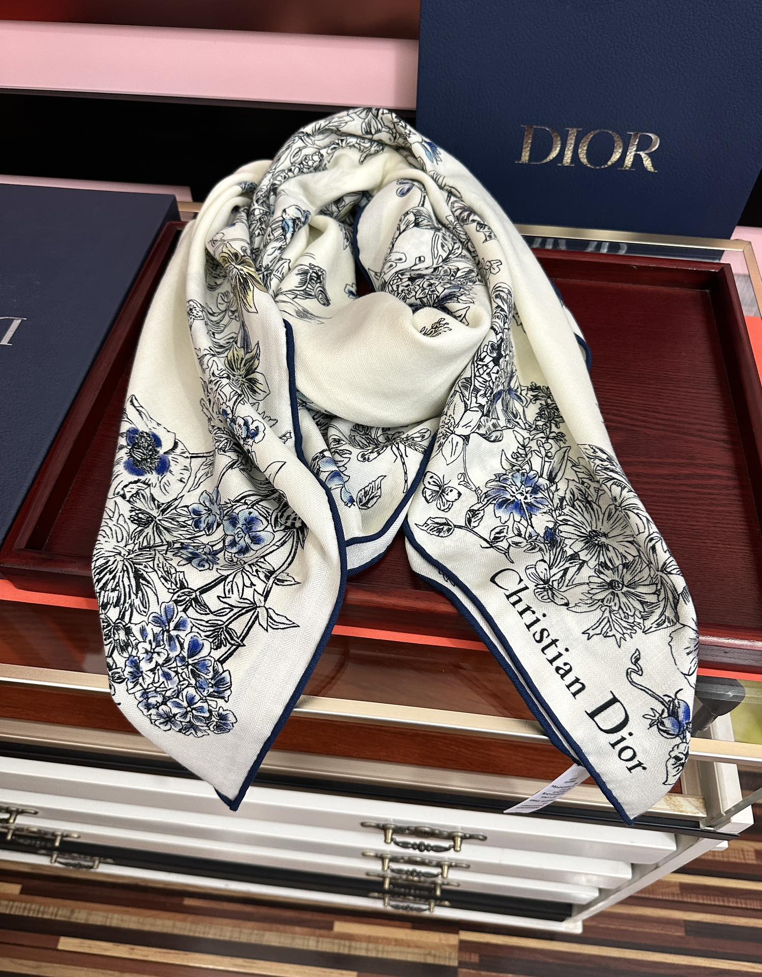 。新款Dior 双面丝毛印花方巾[礼物]这款方巾以 Star 图案呈现 D的幸运星[庆祝]通过该系列的精