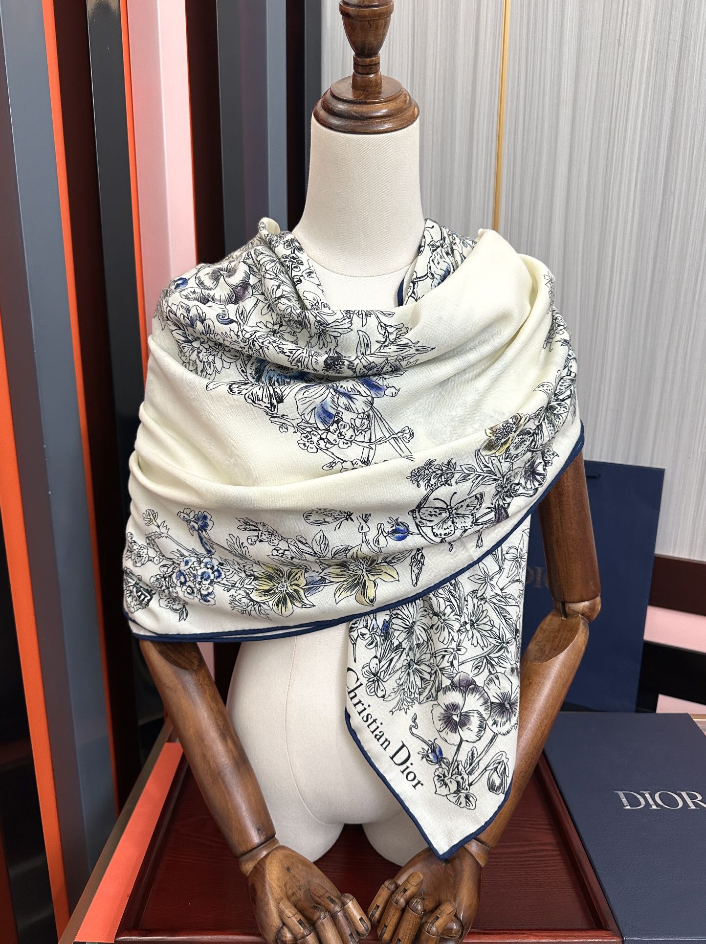 。新款Dior 双面丝毛印花方巾[礼物]这款方巾以 Star 图案呈现 D的幸运星[庆祝]通过该系列的精