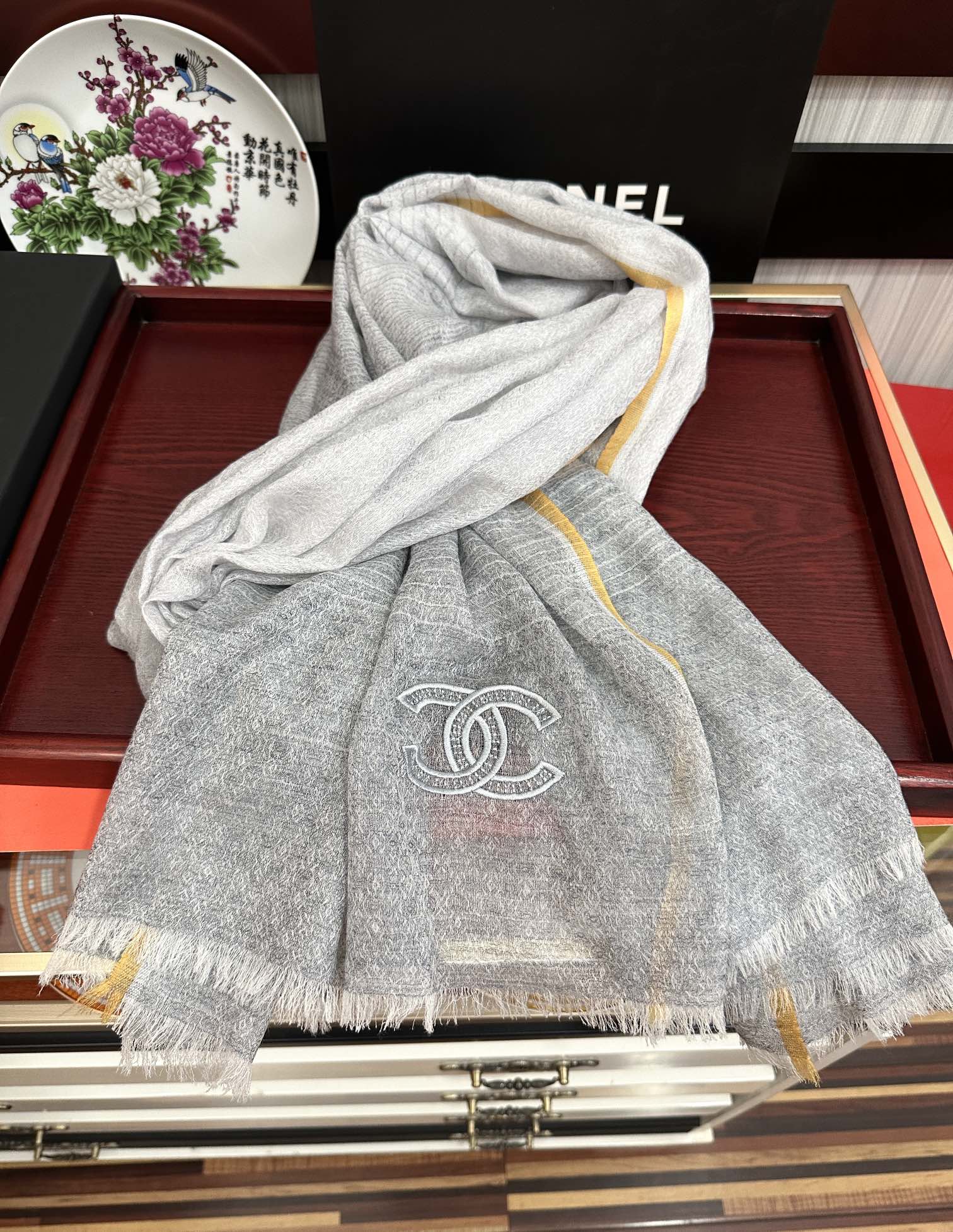 上新。2010 小香👍重磅推荐🎀太美了，人人都喜欢💕时潮人都有好几条围巾放在衣橱，🧣换条围巾就足够让你有