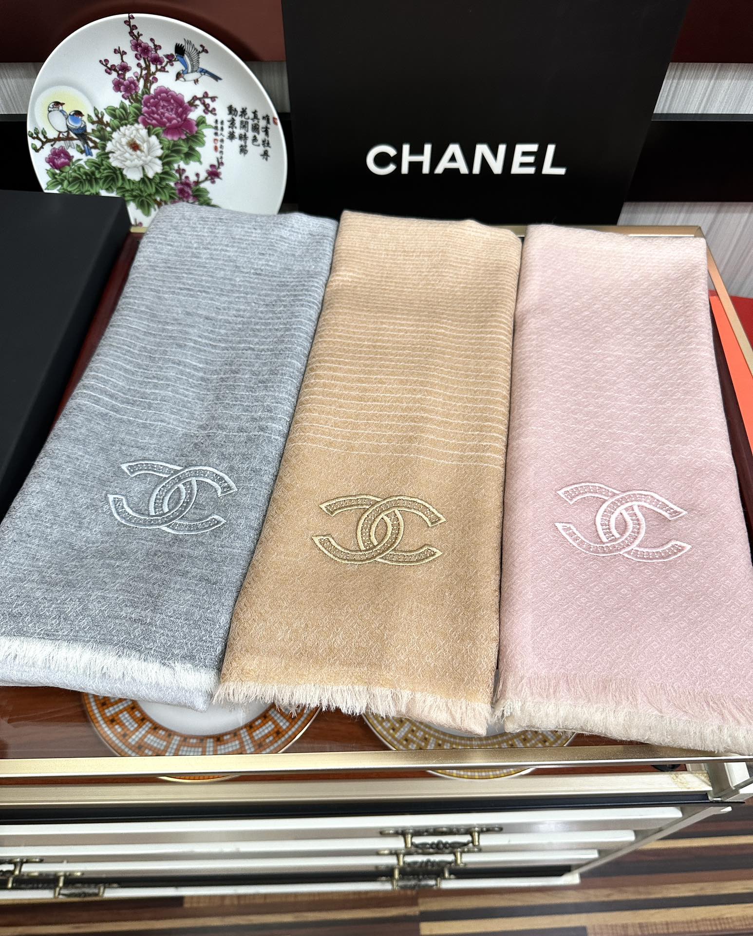 上新。2010 小香👍重磅推荐🎀太美了，人人都喜欢💕时潮人都有好几条围巾放在衣橱，🧣换条围巾就足够让你有