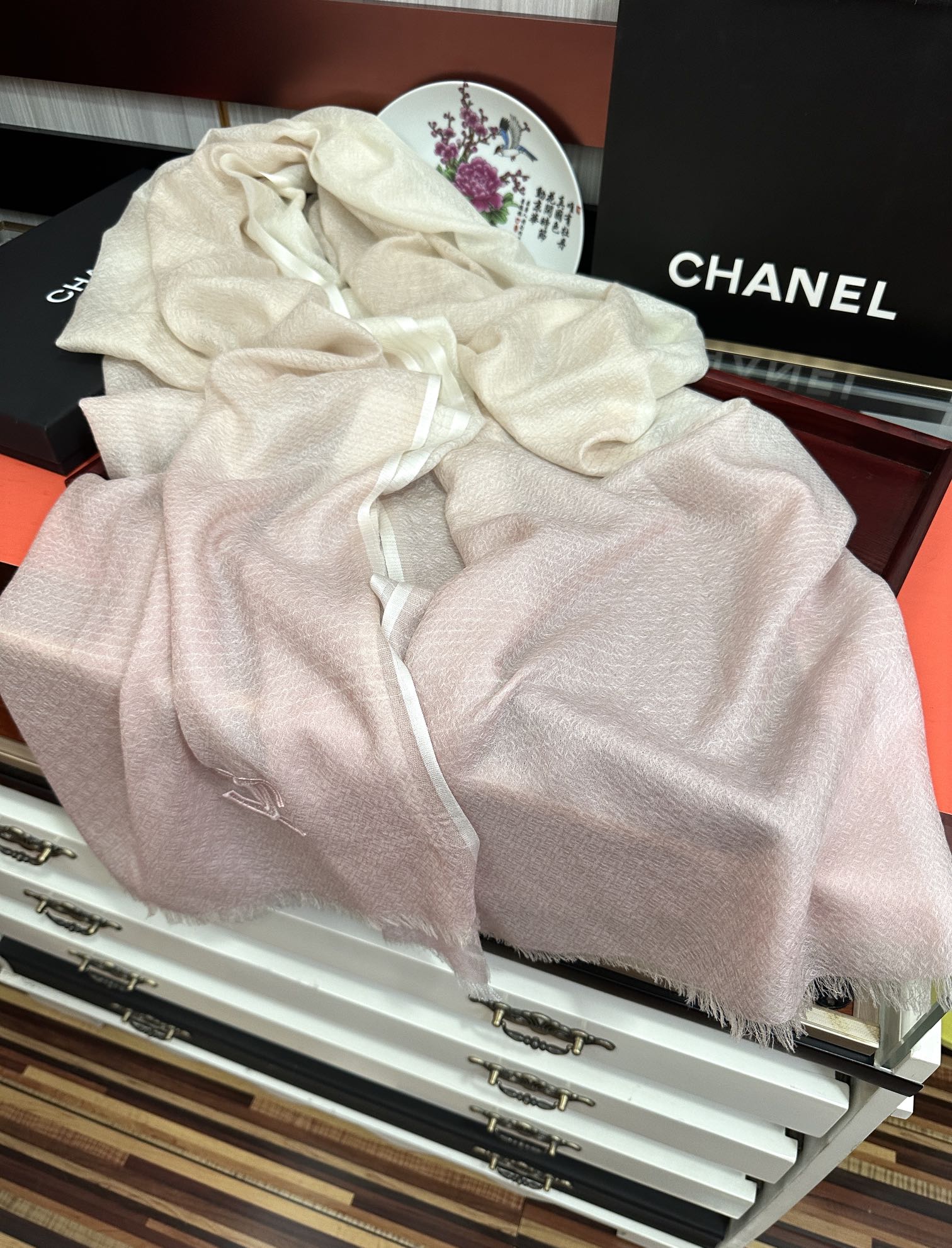 上新。2010 小香👍重磅推荐🎀太美了，人人都喜欢💕时潮人都有好几条围巾放在衣橱，🧣换条围巾就足够让你有